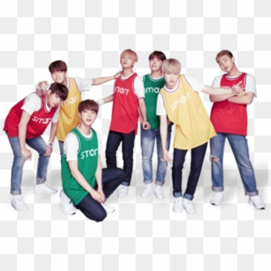 bts group cute 桌布 壁紙 — 七名身穿紅、黃、綠色運動球衣的年輕男性在透明背景前隨意擺姿勢。