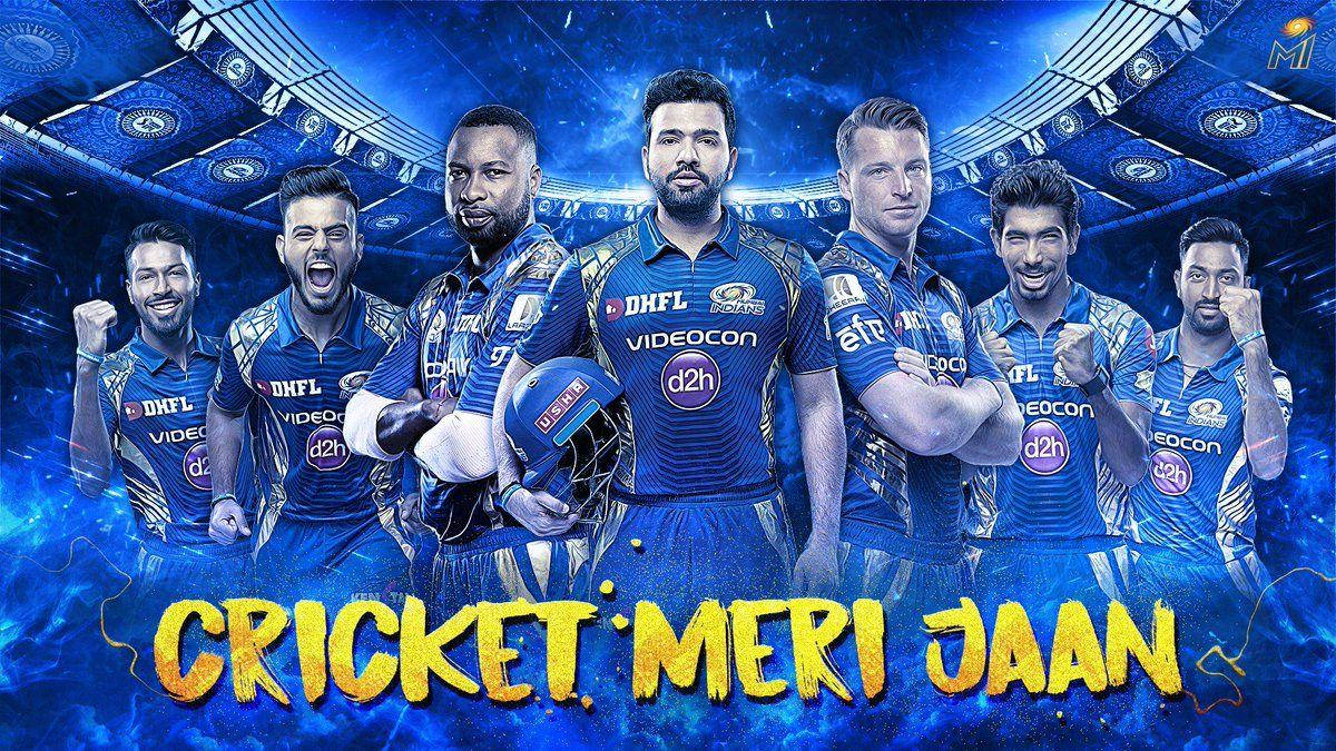 Mumbai Indians 桌布 壁紙 — 七名身穿藍色球衣的板球運動員在發光的藍色體育場背景下自信地擺姿勢，背景上有「CRICKET MERI JAAN」字樣。