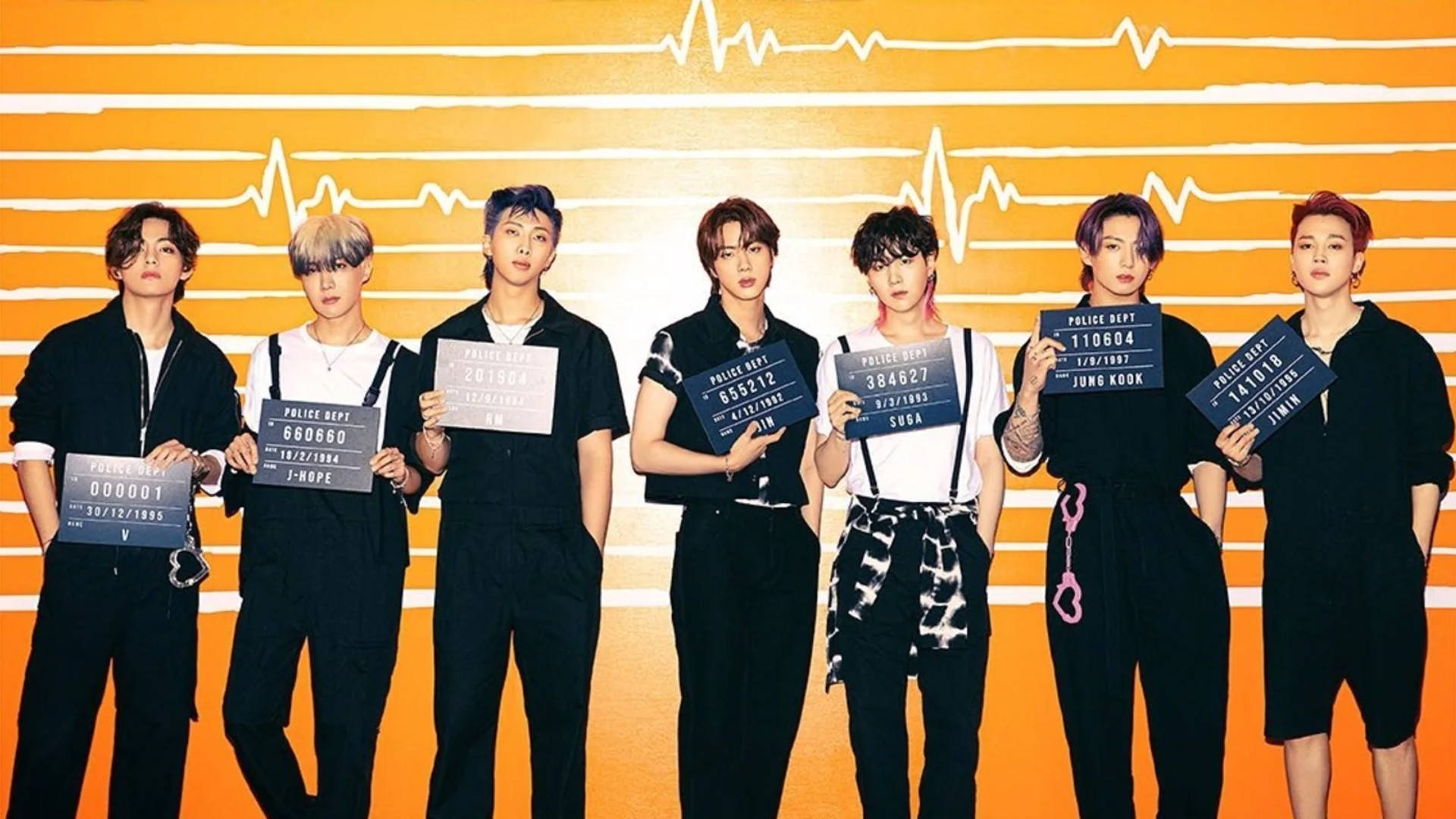 BTS 桌布 桌布 壁紙 — 七名身穿黑色服裝的男子在橙色牆壁前擺姿勢，牆上有白色心跳線條，手持警察預約標誌。