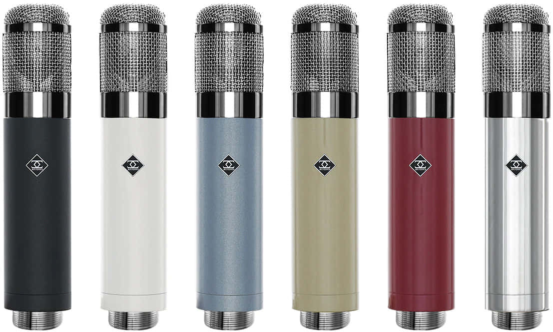 Microphones 桌布 壁紙 — 七支錄音室電容麥克風，啞光黑色、白色、藍色、米色、紅色和銀色，整齊排列在純白色背景前。