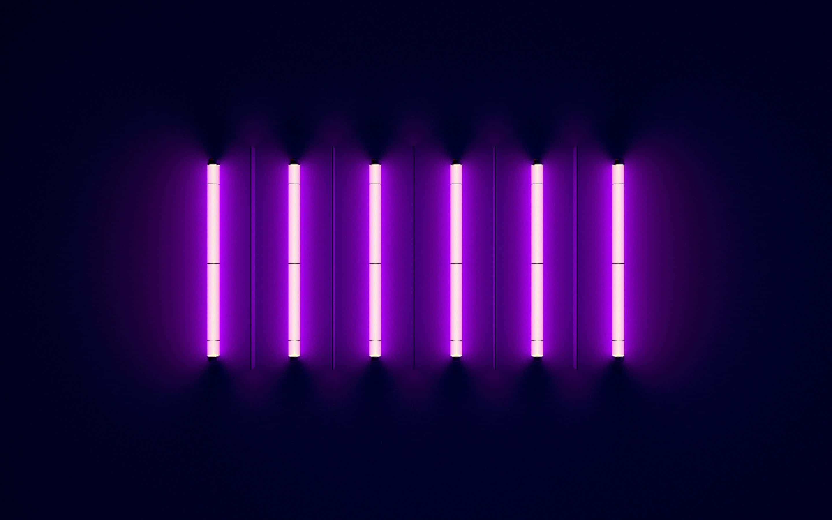 Purple Neon 桌布 壁紙 — 七根發光的紫色霓虹燈管在深黑色背景下投射出耀眼的光芒，營造出未來感和極簡主義的氛圍。