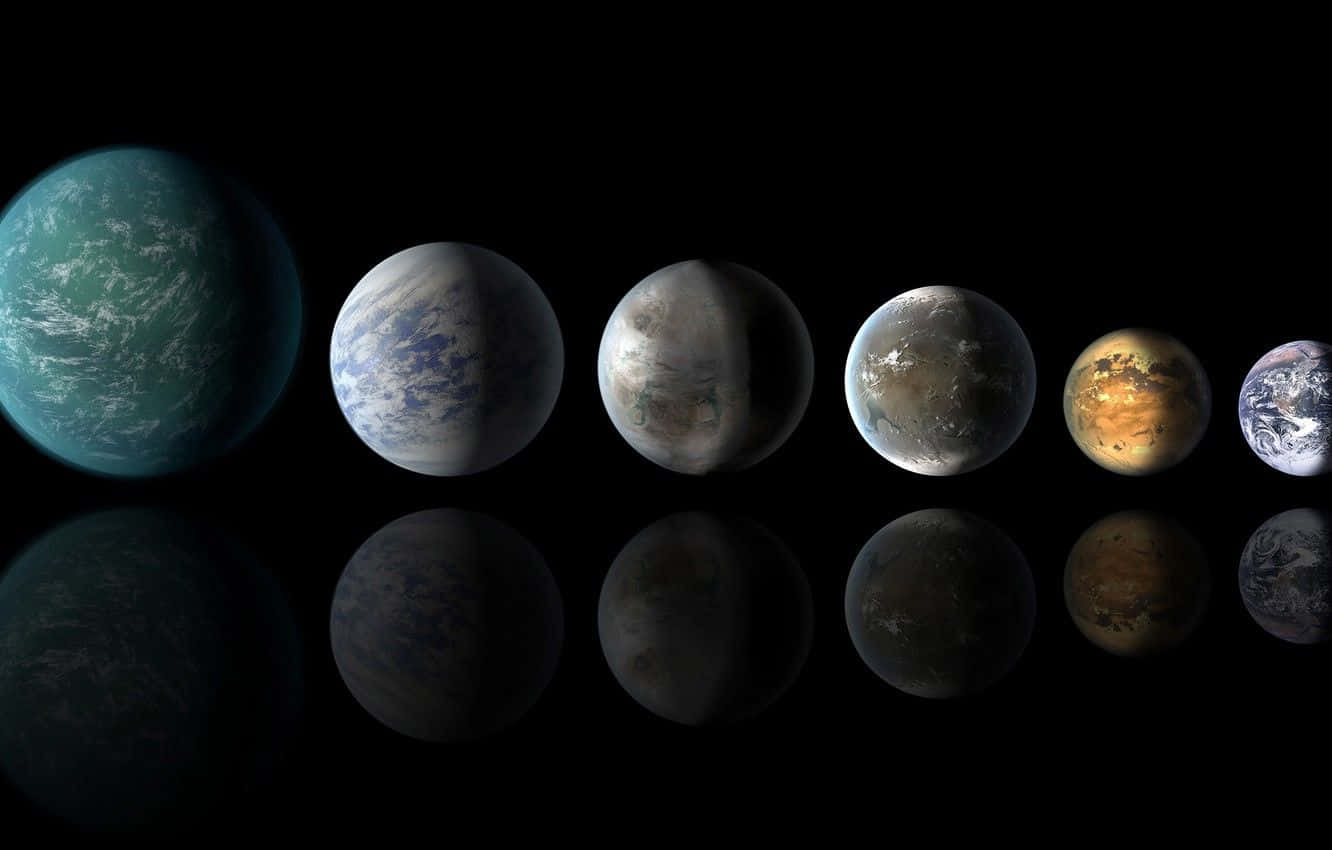 Exoplanet 桌布 壁紙 — 七顆不同的行星漂浮在黑暗中，每顆發光的球體下方都有鏡面般的倒影。