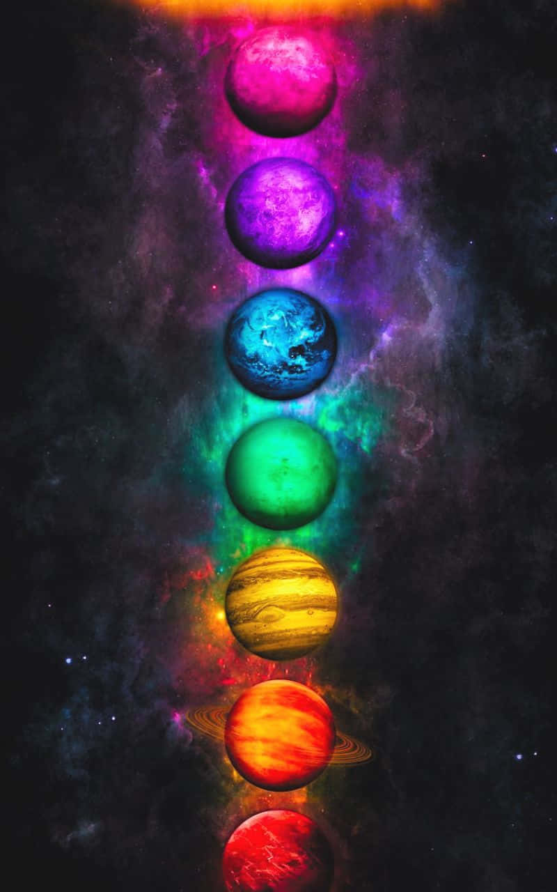 800x1280 桌布 壁紙 — 七顆色彩繽紛的行星垂直排列，背景是散發彩虹色調的宇宙星雲。