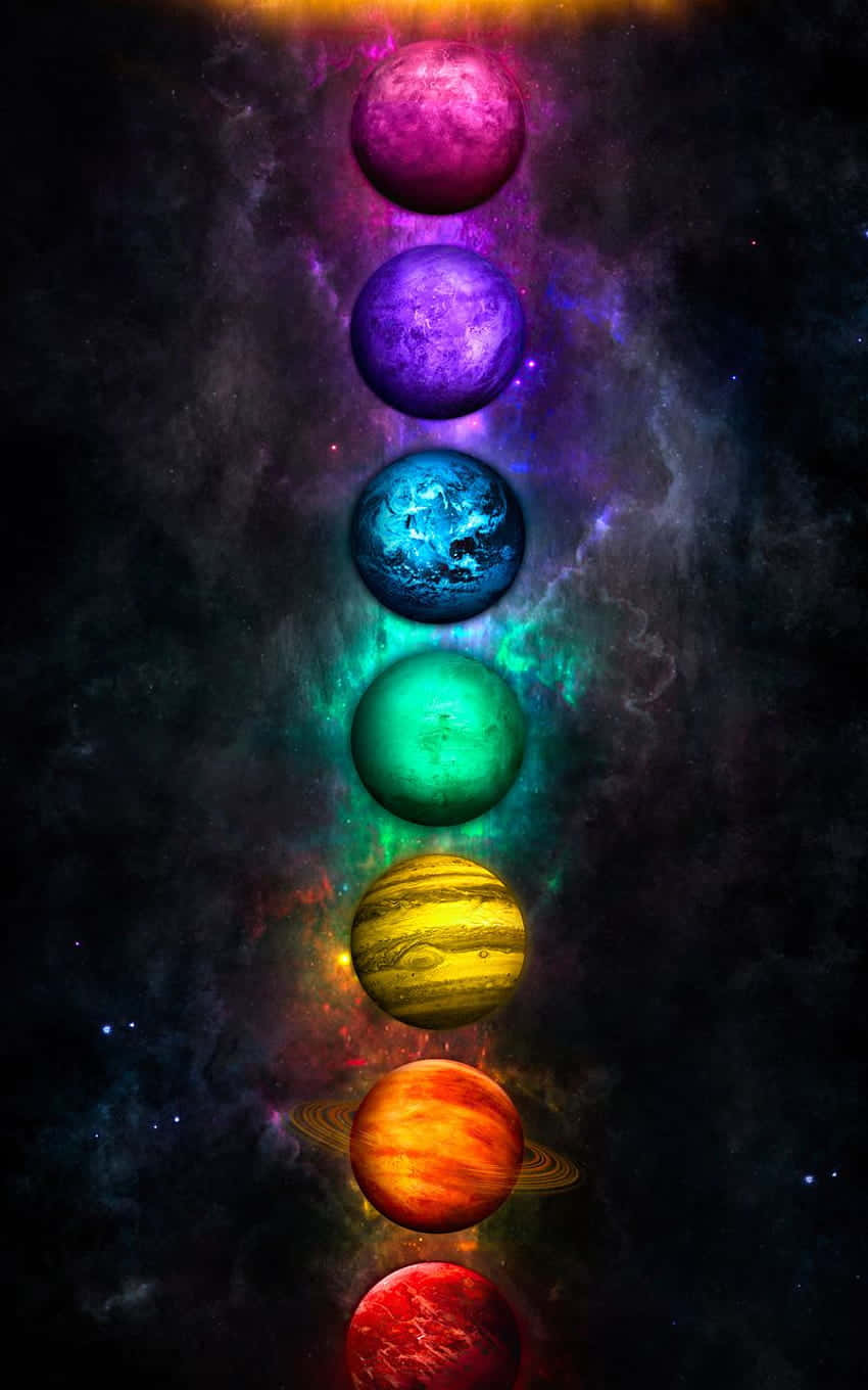 800x1280 桌布 壁紙 — 七顆色彩繽紛的行星垂直排列，背景是散發彩虹色調的宇宙星雲。