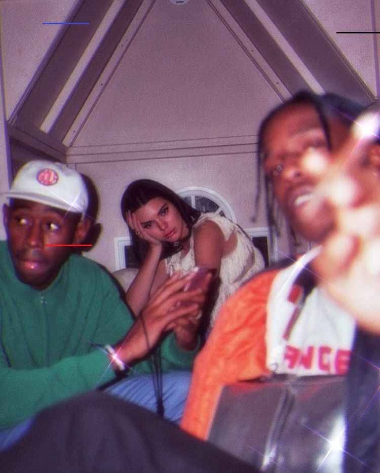 Rap Aesthetic 桌布 壁紙 — 三人在一個舒適的閣樓房間，有傾斜的天花板和柔和的光線，一人拿著手機，另一人看著相機，第三人模糊在前景。