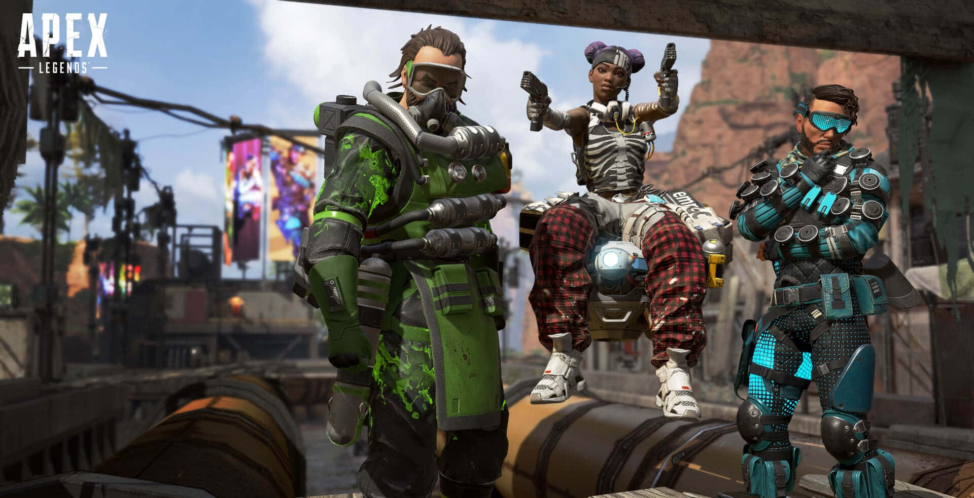 Apex Legends Characters 桌布 壁紙 — 三位《Apex Legends》角色身穿未來風格裝備，在充滿活力的沙漠市場中生鏽的管道上自信地擺出姿勢。