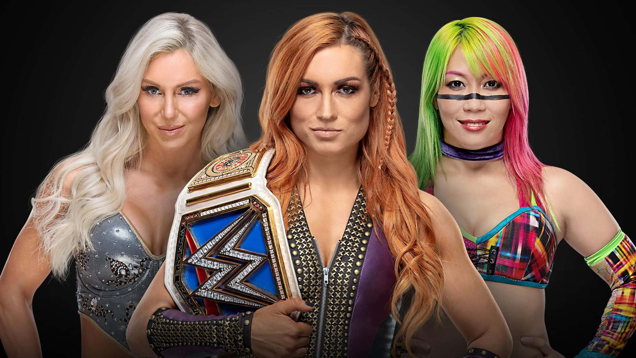 WWE 桌布 壁紙 — 三位WWE女摔角手在黑色背景前自信地擺姿勢，其中一位手持冠軍腰帶。