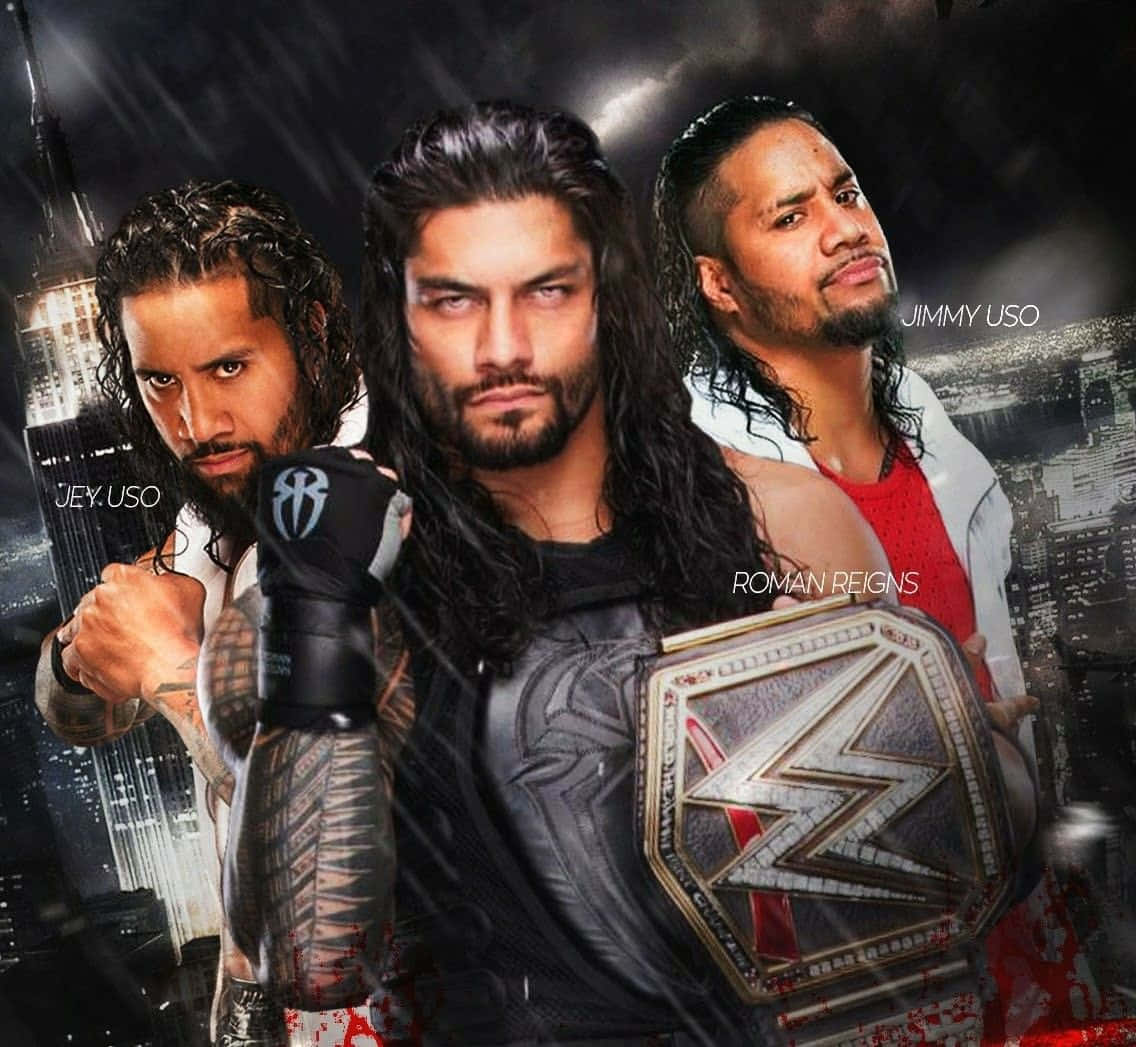 WWE 桌布 壁紙 — 三位WWE摔角手Roman Reigns、Jey Uso和Jimmy Uso在黑暗的城市天際線背景下，手持冠軍腰帶，擺出強烈的姿勢。