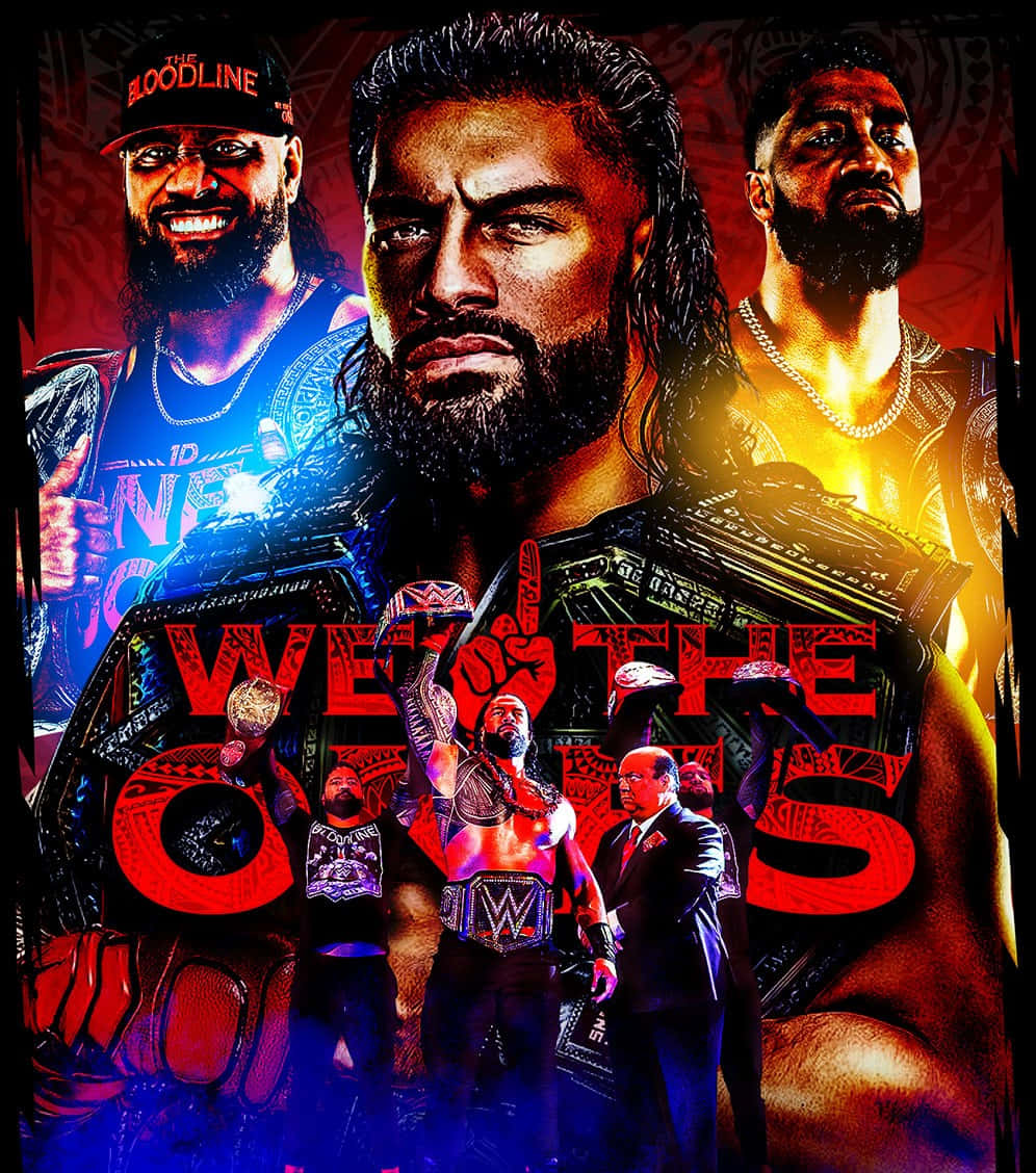 WWE 桌布 壁紙 — 三位WWE摔角手帶著冠軍腰帶，在火紅與電藍色的背景前擺出戲劇性的姿勢，並配上粗體紅色文字。
