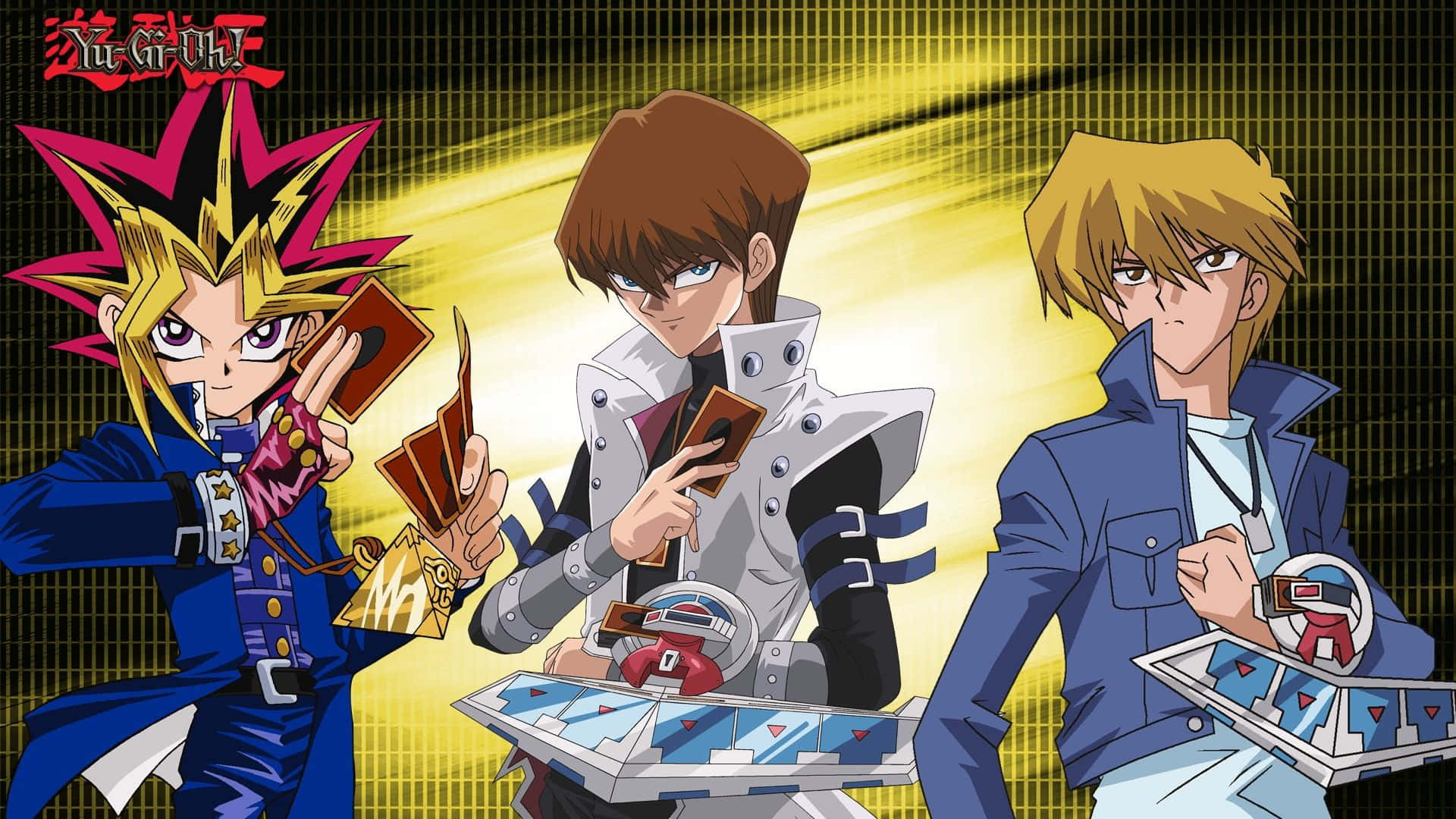 Yugioh 桌布 壁紙 — 三位來自《遊戲王》的動畫決鬥者，手持卡牌和決鬥盤，站在發光的黃色網格背景前。