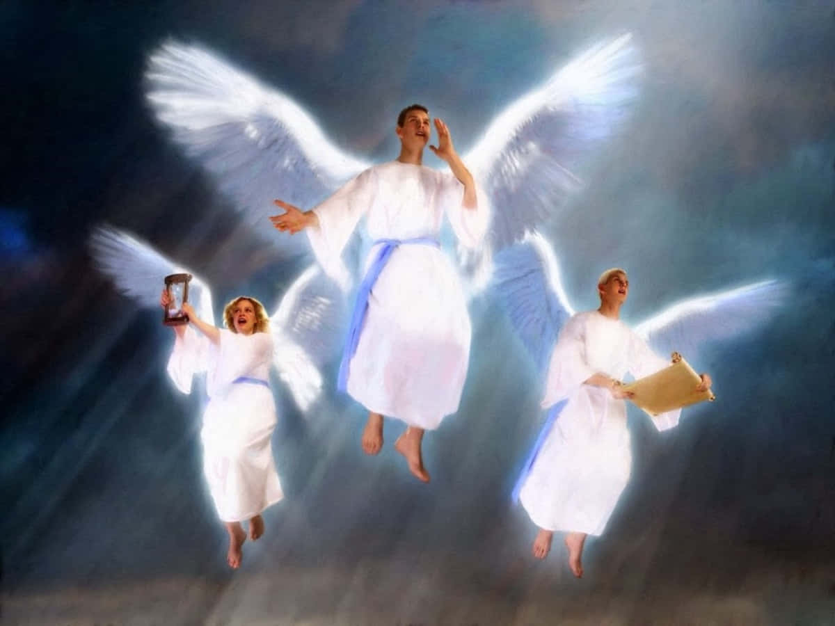 Angels Of God 桌布 壁紙 — 三位光芒四射的天使，閃爍著發光的翅膀，漂浮在神秘的黑暗天空中，手持象徵性物品。