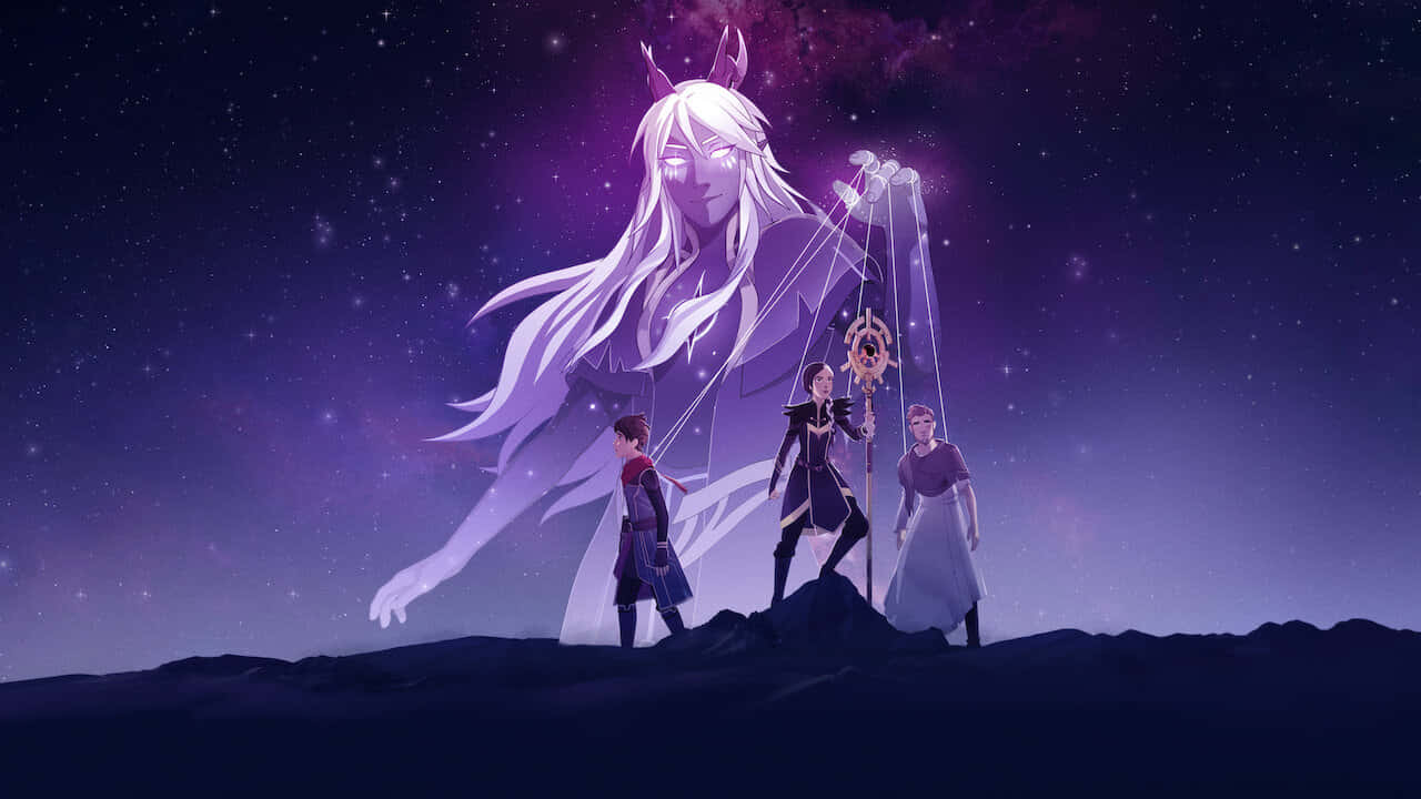 The Dragon Prince 桌布 壁紙 — 三位冒險者站在黑暗的山丘上，下方是一個巨大的發光動漫人物，背景是繁星點點的紫色夜空。