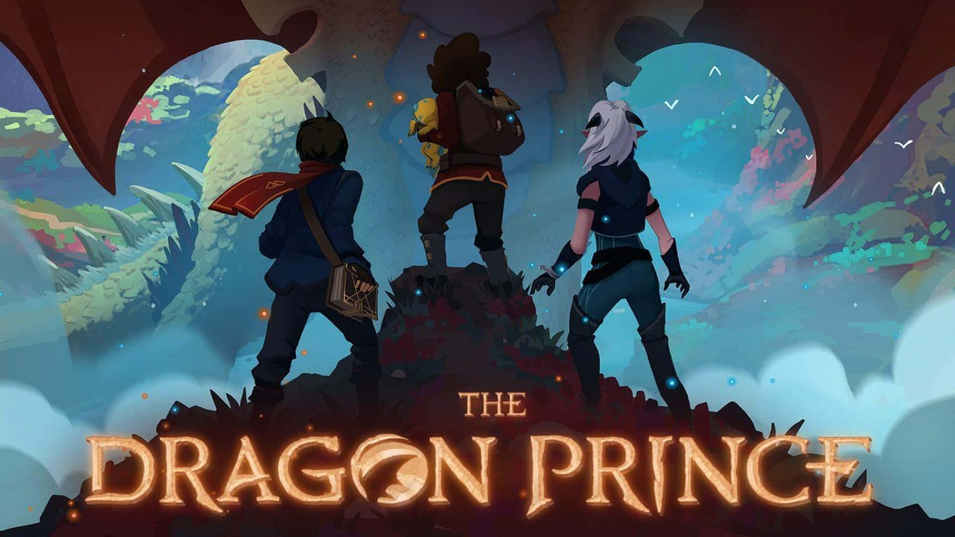 The Dragon Prince 桌布 壁紙 — 三位冒險者站在龍翼下的岩石突出處，凝視著發光的奇幻景觀。
