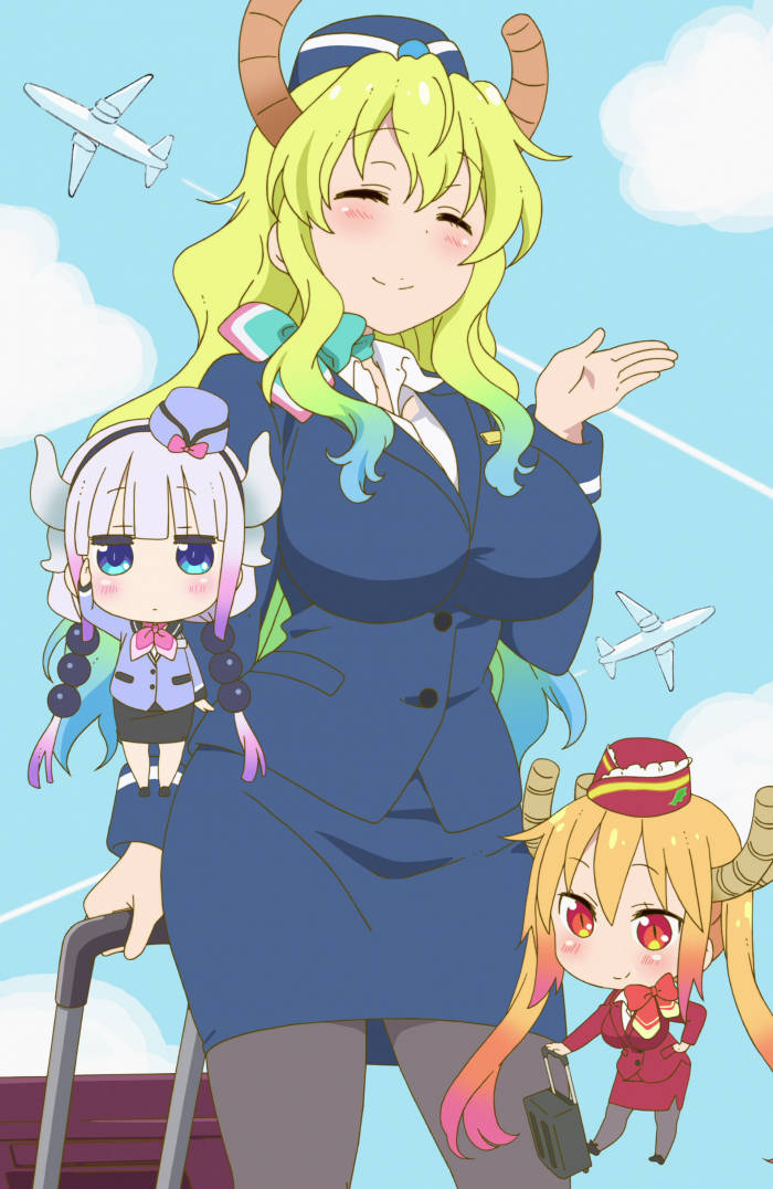 Lucoa 桌布 壁紙 — 三位動漫風格、頭上有角的女孩穿著空服員制服，在藍天白雲和飛機的背景中愉快地揮手。