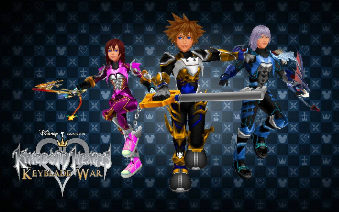 Kingdom Hearts 桌布 壁紙 — 三位動漫風格戰士身穿鮮豔盔甲，手持鑰刃，站在帶有迪士尼圖案的深色格紋背景前。