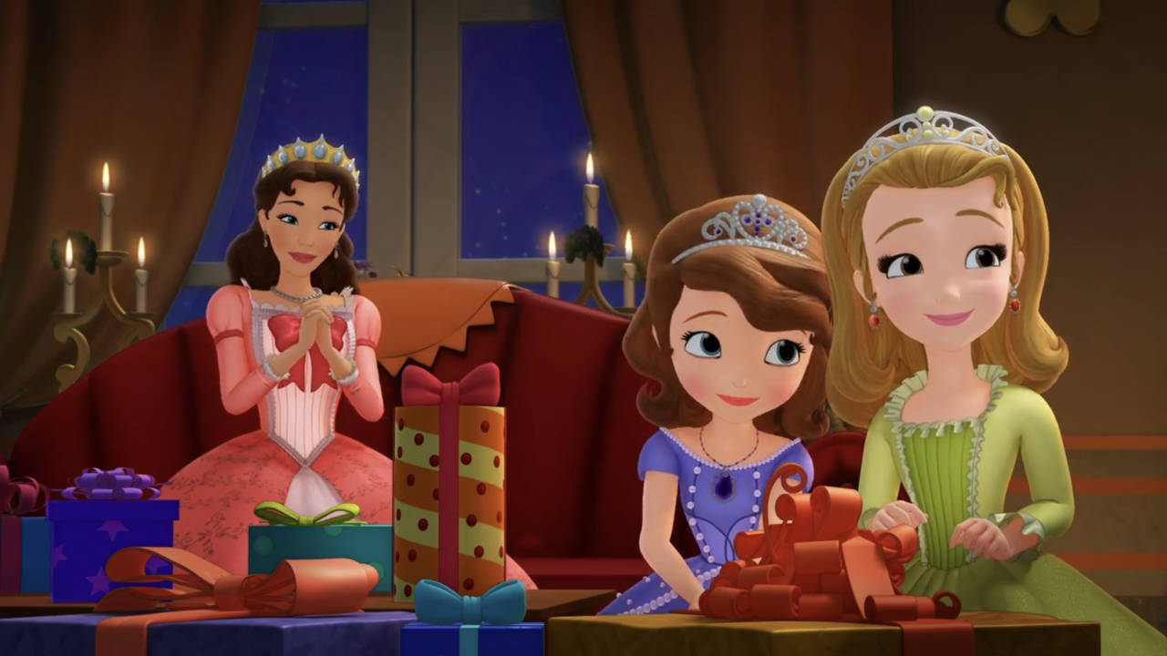 Princess 桌布 壁紙 — 三位動畫公主穿著色彩繽紛的禮服，在窗邊燭光下圍繞著一張擺滿包裝禮物的桌子。