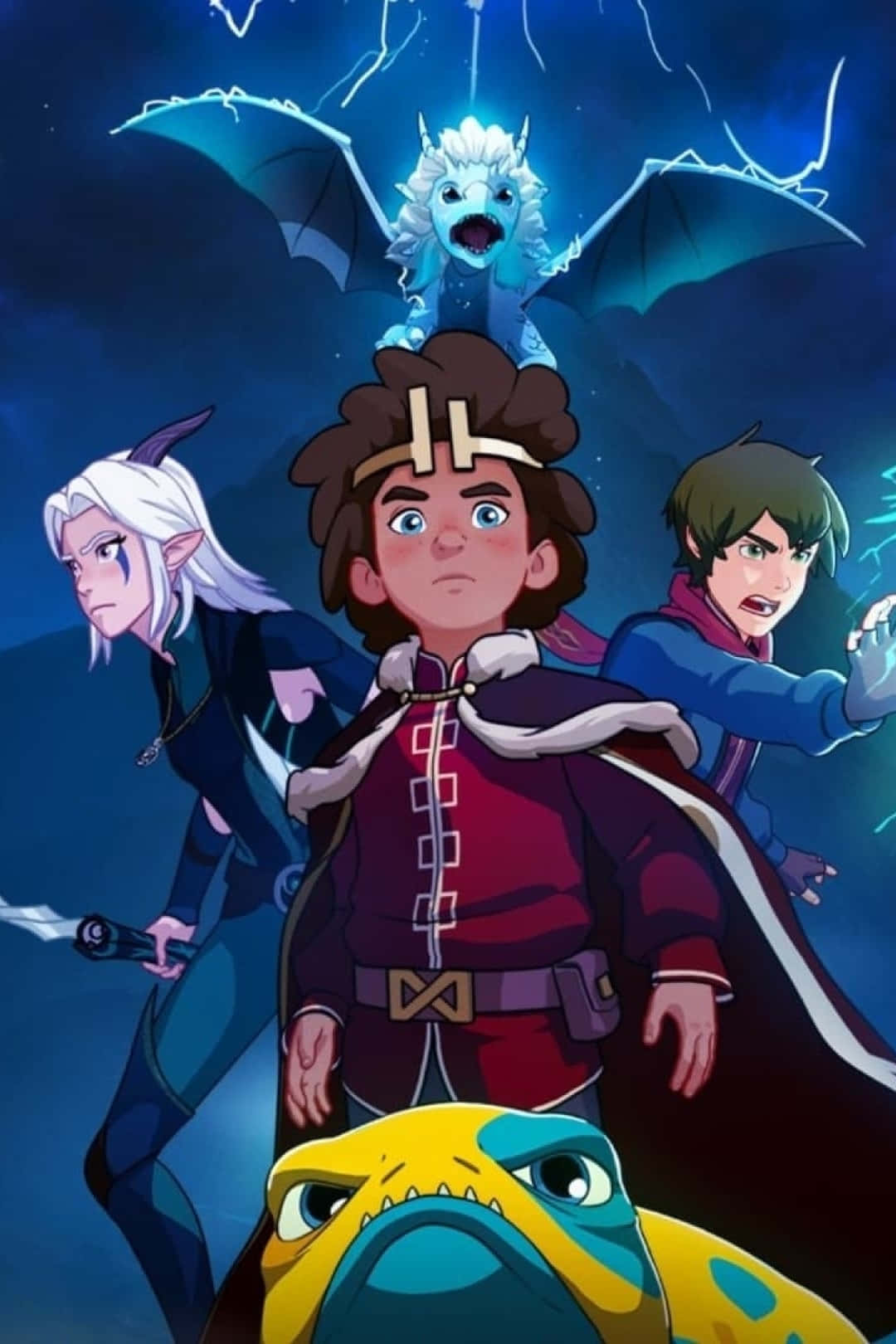 The Dragon Prince 桌布 壁紙 — 三位動畫冒險者和一條龍在暴風雨的夜空中與一條發光的藍龍對峙。