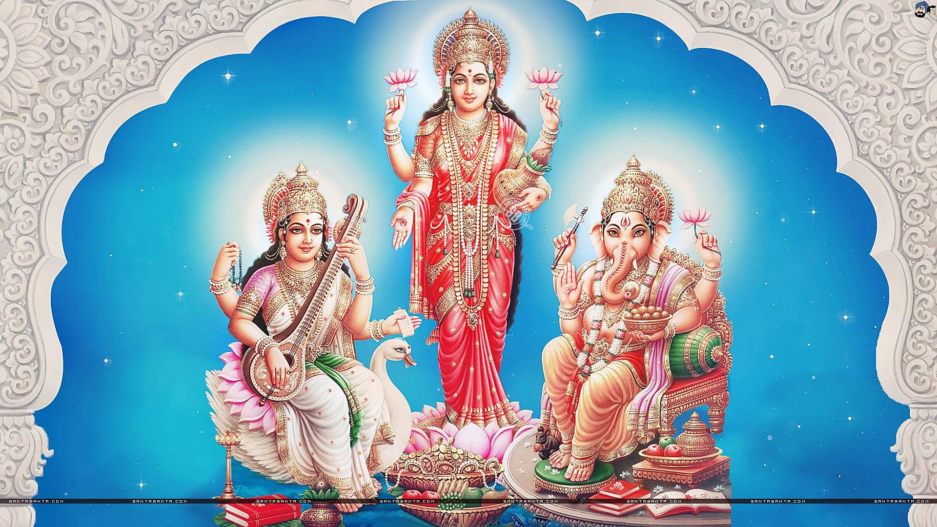 Lakshmi 桌布 壁紙 — 三位印度教神祇佩戴著鮮豔的珠寶和傳統服飾，優雅地坐在星空藍色拱門下。