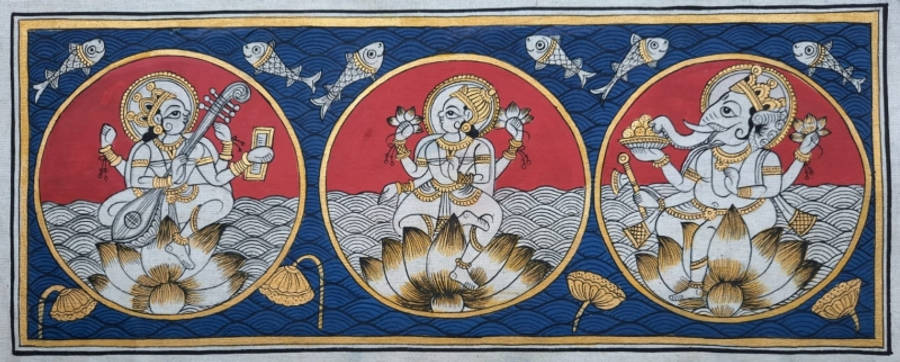 Hindu God 桌布 壁紙 — 三位印度教神祇坐在蓮花上，置於圓形框架內，背景為藍色波浪圖案，魚兒在上方游動。