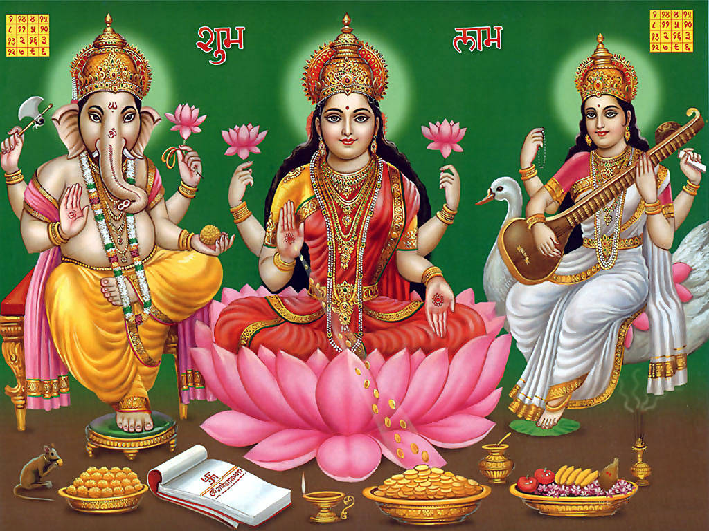 Hindu God 桌布 壁紙 — 三位印度教神祇端坐在粉紅色蓮花上，周圍有供品和神聖符號，背景為綠色。