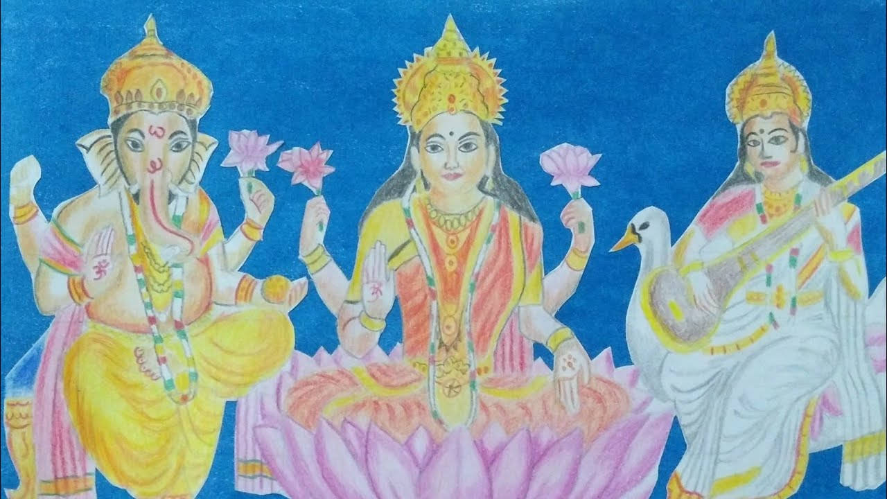 Hindu God 桌布 壁紙 — 三位印度教神祇象頭神、辯才天女和室建陀坐在粉紅色蓮花上，背景為深藍色，手持鮮花和樂器，威嚴莊重。