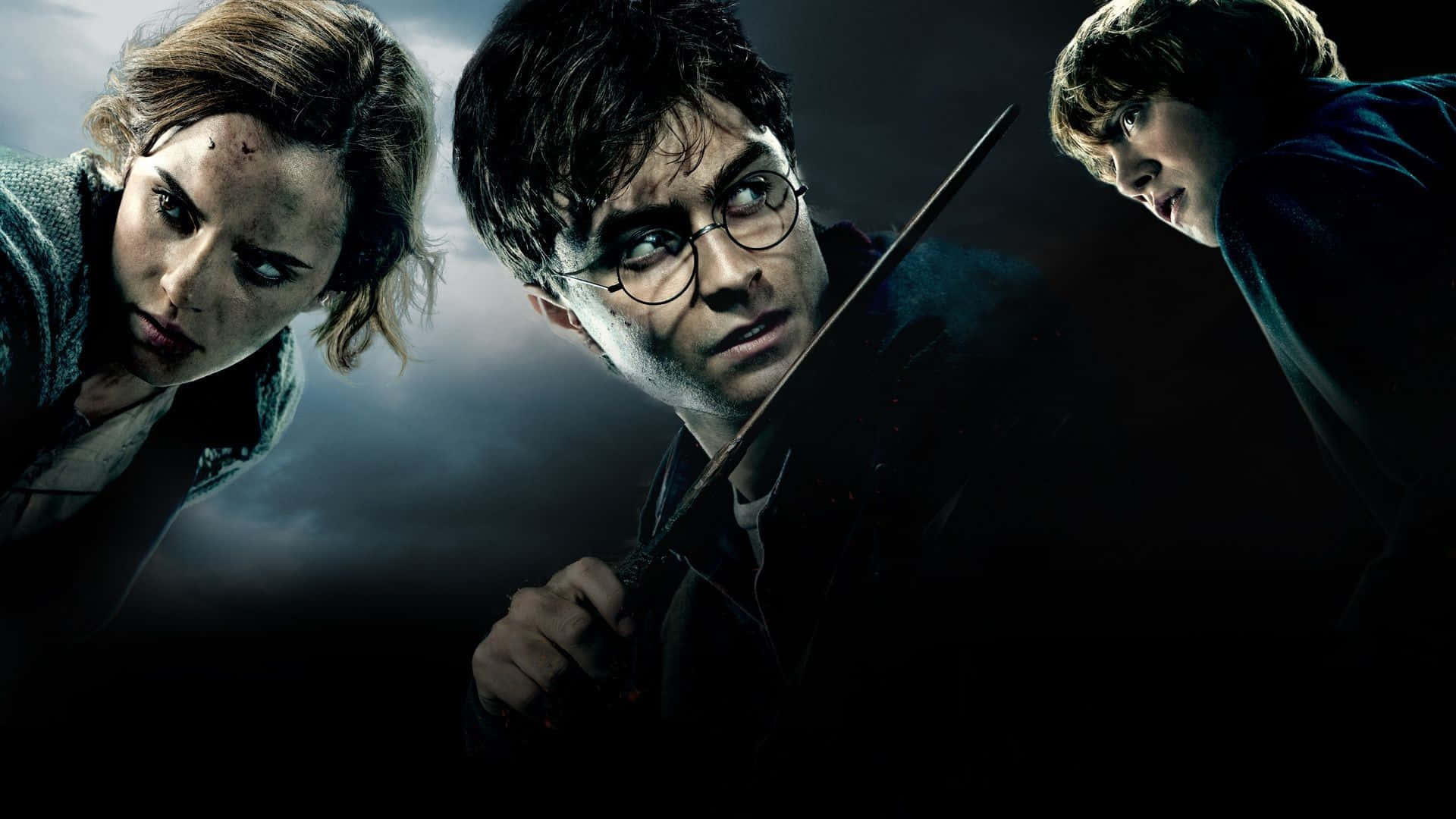 The Deathly Hallows 桌布 壁紙 — 三位堅定的年輕巫師舉起魔杖，面對風暴黑暗的天空，直面危險。