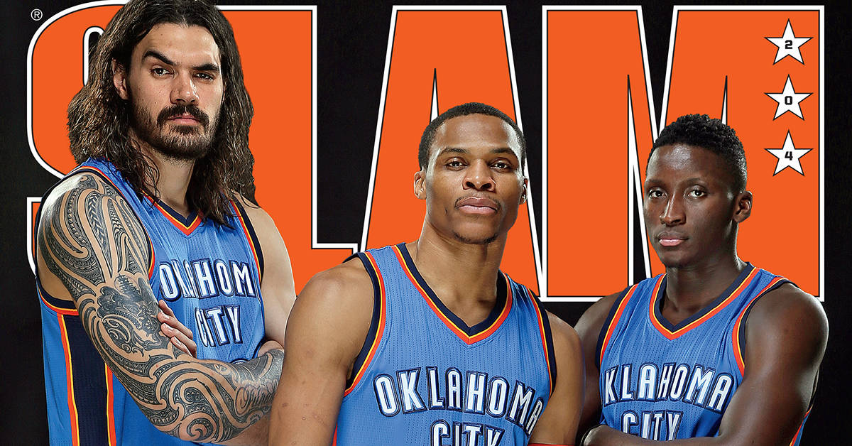 Steven Adams 桌布 壁紙 — 三位奧克拉荷馬城雷霆籃球運動員自信地穿著球隊球衣，以鮮明的橙色SLAM雜誌背景擺姿勢。