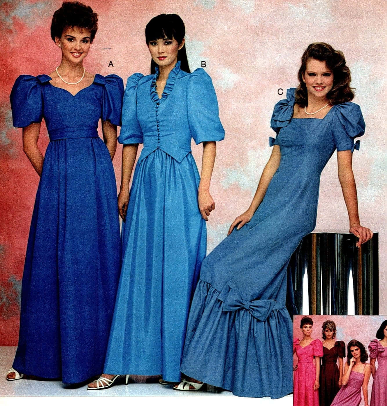 80s Aesthetic 桌布 壁紙 — 三位女士身穿鮮豔藍色1980年代舞會禮服，搭配泡泡袖和荷葉邊細節，在柔和的粉紅與紅色漸變背景前展示。
