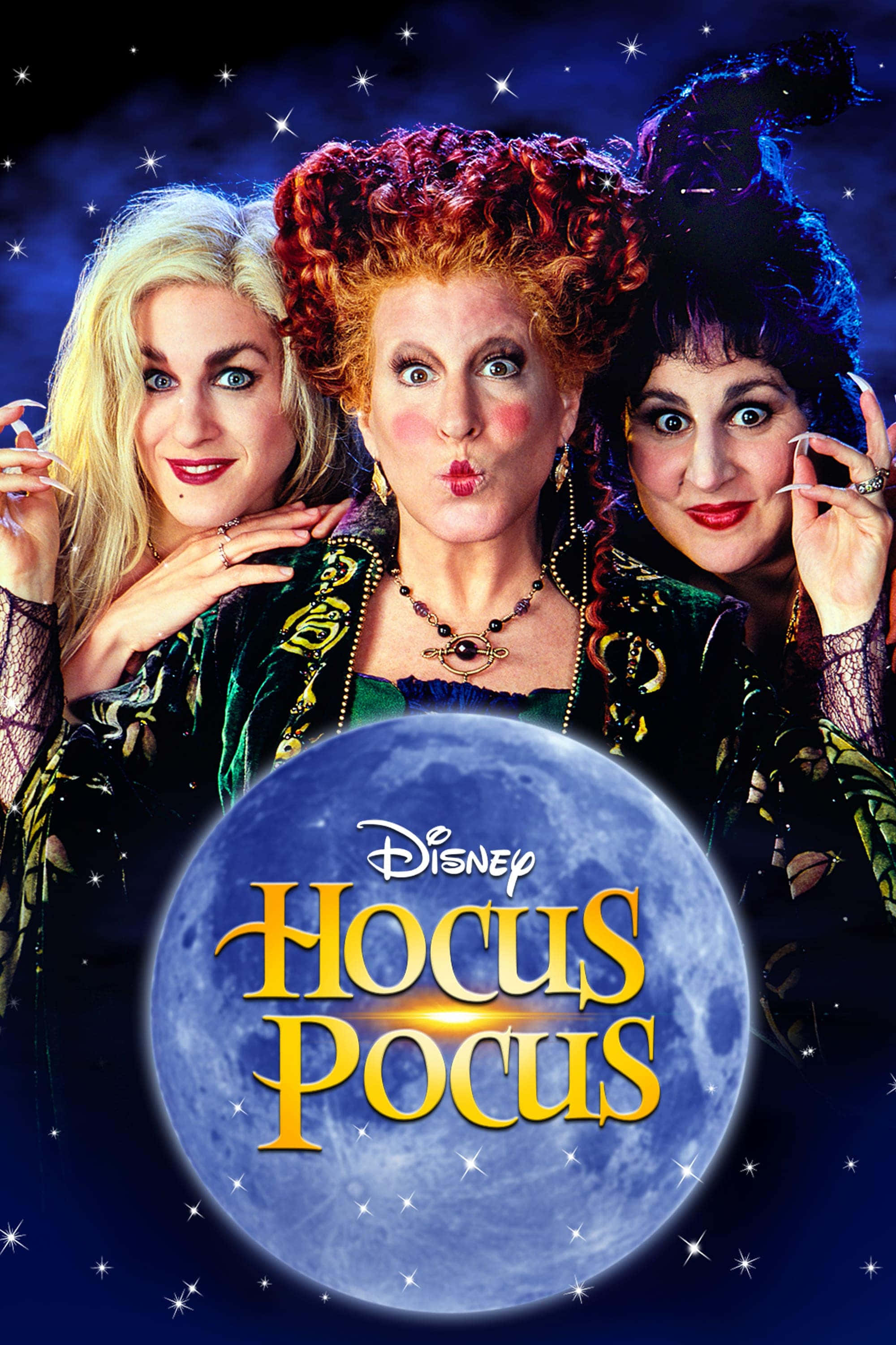 Hocus Pocus 桌布 壁紙 — 三位女巫擁有狂野的頭髮和戲劇性的化妝，在星光燦爛的夜空下，以發光的月亮和迪士尼《Hocus Pocus》標題為背景擺姿勢。