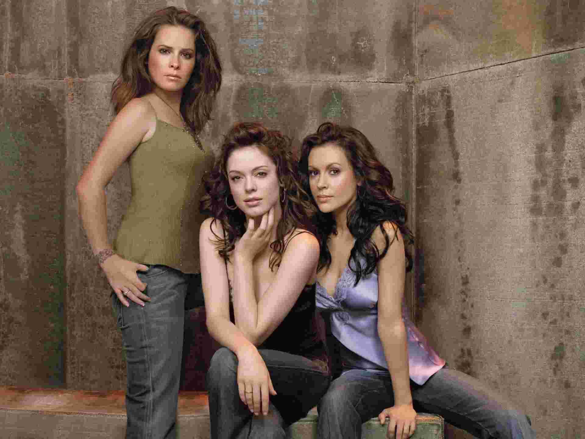 charmed 桌布 壁紙 — 三位女性自信地擺姿勢，背景是帶有塗鴉點綴的風化混凝土牆。