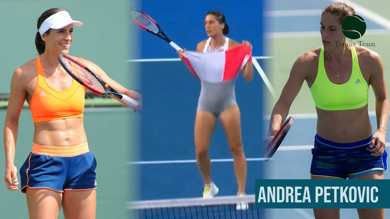 Tennis 桌布 壁紙 — 三位女網球運動員穿著鮮豔的運動服，在明亮的日光下於藍色硬地球場上擺姿勢。