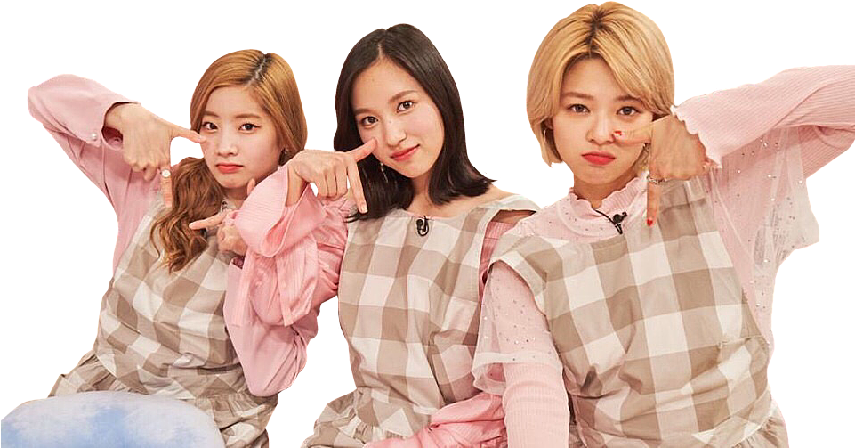 twice 桌布 壁紙 — 三位年輕女性身穿相配的粉紅色和米色格紋服裝，在黑色背景前自信地擺姿勢。