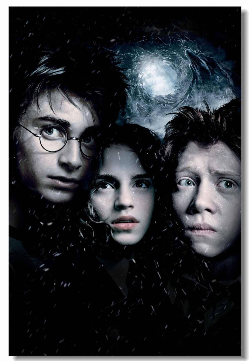 Sirius Black 桌布 壁紙 — 三位年輕巫師敬畏地抬頭仰望，一輪發光的月亮和一隻嚎叫的狼在飄落的雪花中出現在他們上方。