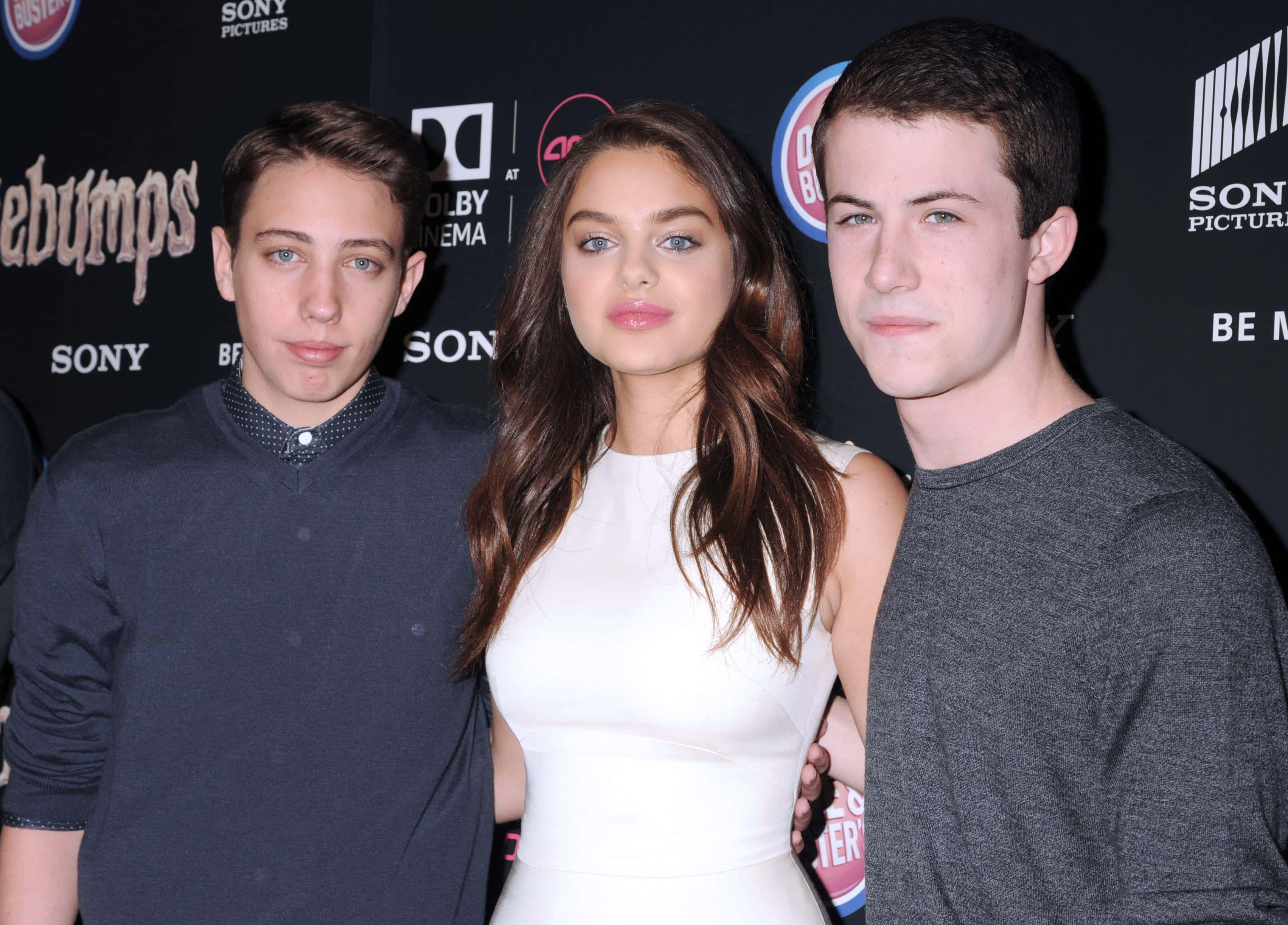 Odeya Rush 桌布 壁紙 — 三位年輕演員在電影首映會上一起擺姿勢，身後有宣傳標誌。