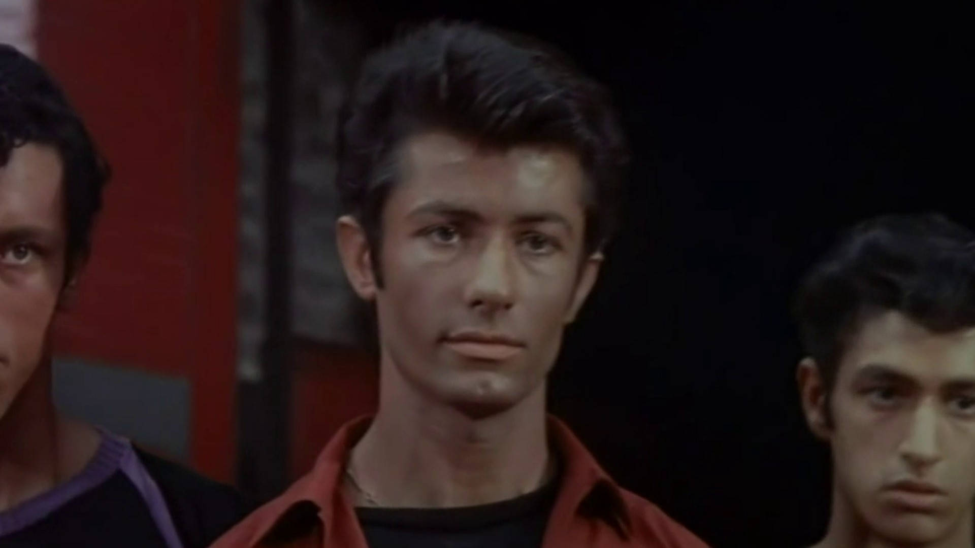 actor 桌布 壁紙 — 三位年輕男子，頭髮造型時尚，在昏暗的房間內，紅色牆壁點綴下，專注地向前凝視。