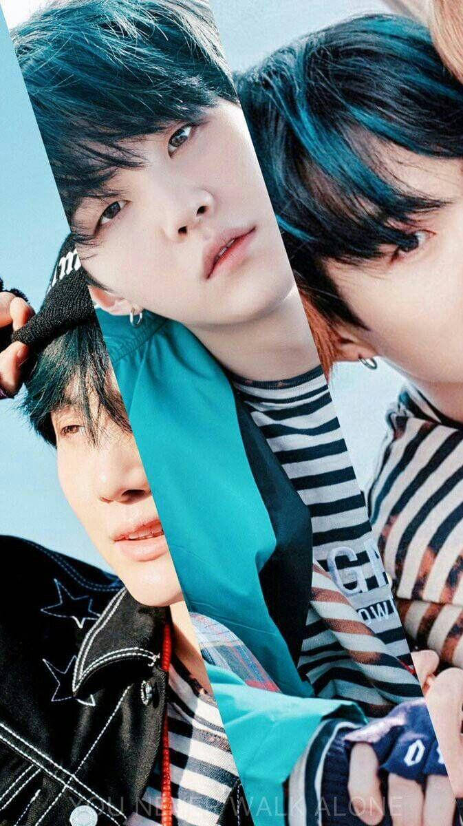 Suga Bts 桌布 壁紙 — 三位年輕男性，擁有藍綠色頭髮和條紋襯衫，在風格化的照片中緊密擺姿勢，帶有大膽的色彩區塊。