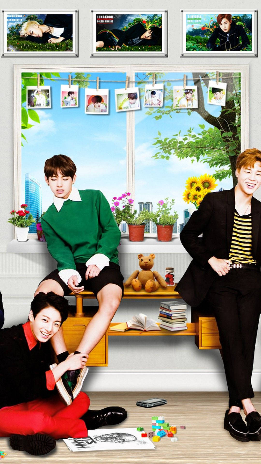 BTS 桌布 壁紙 — 三位年輕男性在陽光充足的房間裡隨意擺姿勢，窗台上裝飾著盆栽植物、書籍和裱框照片。