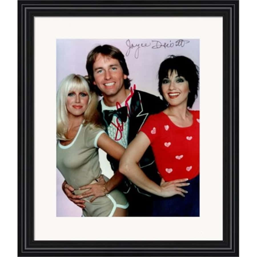 John Ritter 桌布 壁紙 — 三位微笑的1980年代名人，在柔和的薰衣草背景前，一起在一張有簽名的裱框照片中擺姿勢。