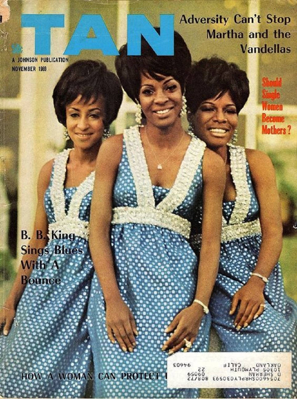 Magazine 桌布 壁紙 — 三位微笑的女性穿著相配的藍色圓點連衣裙，為1965年的復古雜誌封面擺姿勢。