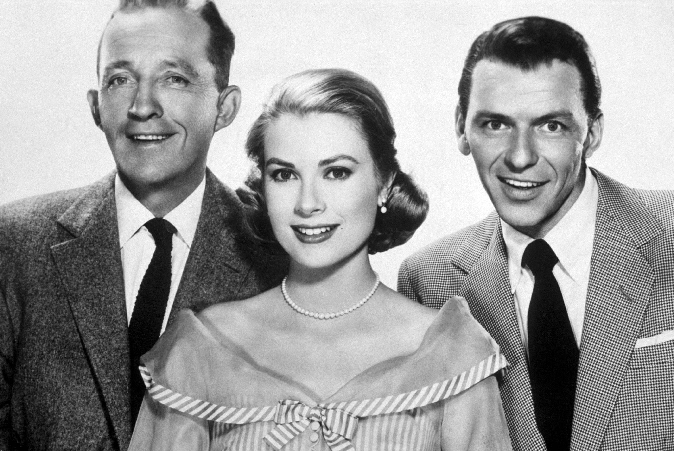 Crosby 桌布 壁紙 — 三位微笑的復古好萊塢演員穿著優雅的1950年代服裝，在經典黑白工作室肖像中一起擺姿勢。
