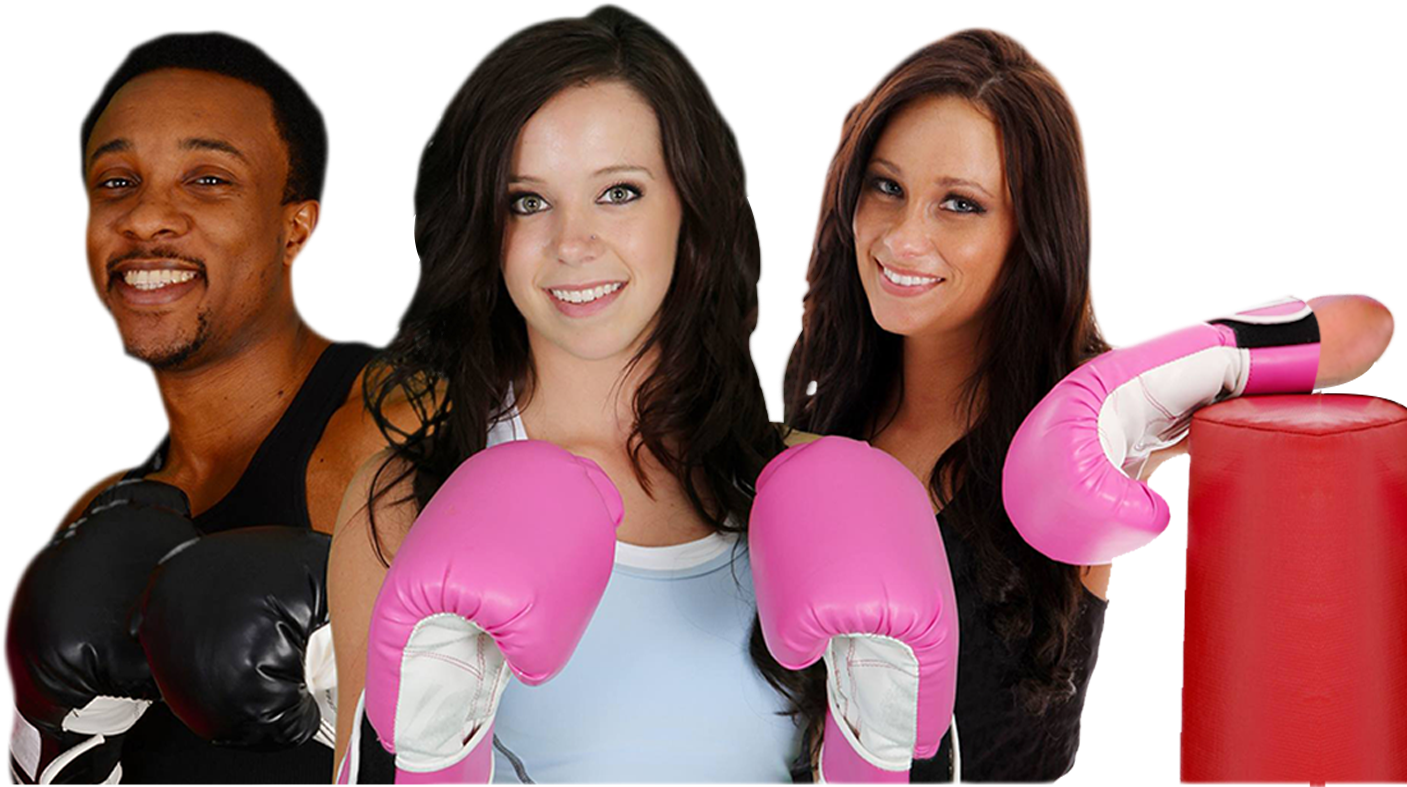 Kickboxing 桌布 壁紙 — 三位微笑的拳擊手自信地戴著手套在黑色背景前擺姿勢，一名男子戴黑色手套，兩名女子戴粉紅色手套，旁邊有一個紅色沙包。