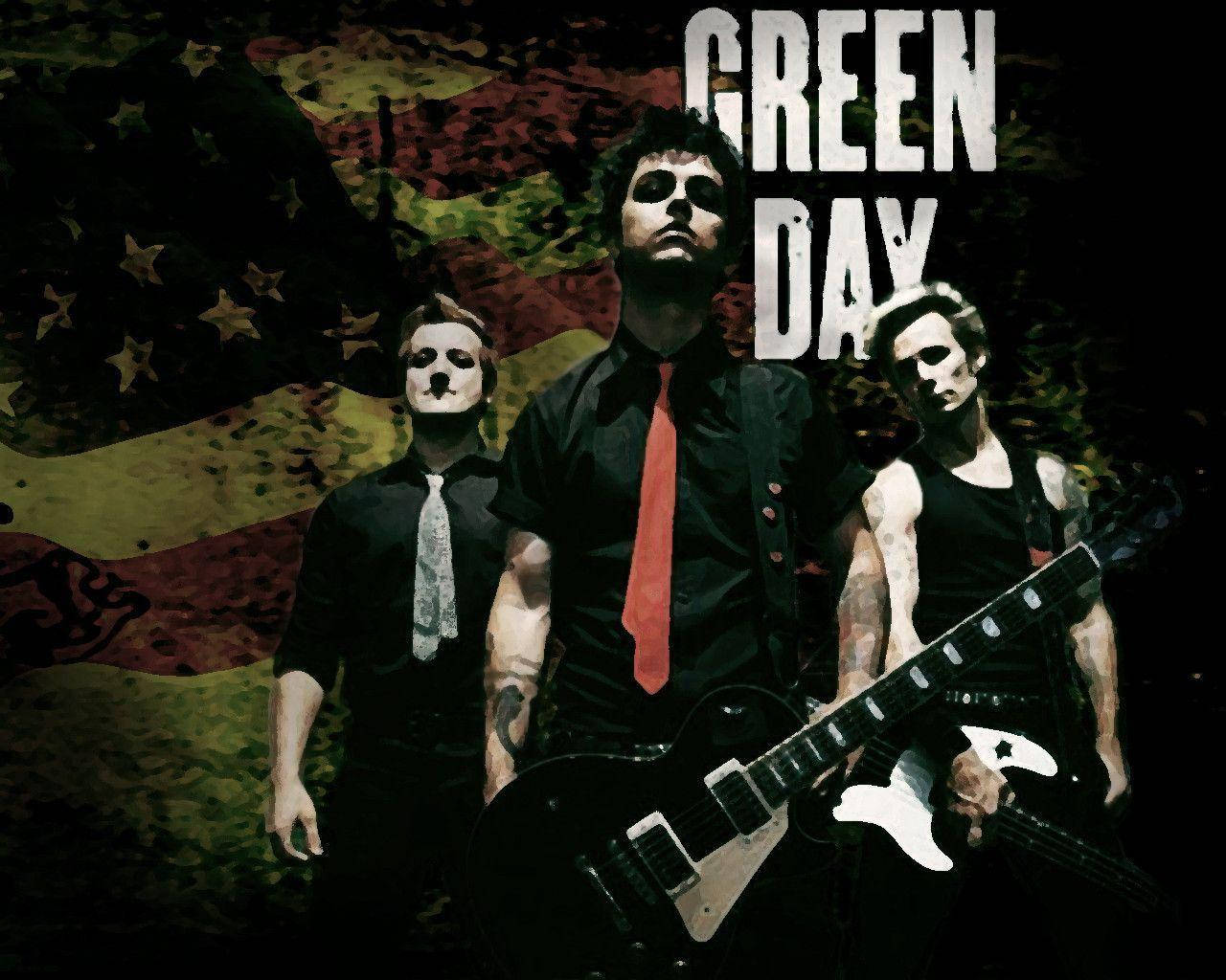 Green Day 桌布 壁紙 — 三位戴著面具、手持吉他的龐克搖滾樂手，站在扭曲的美國國旗背景前，上面有粗體的「GREEN DAY」文字。