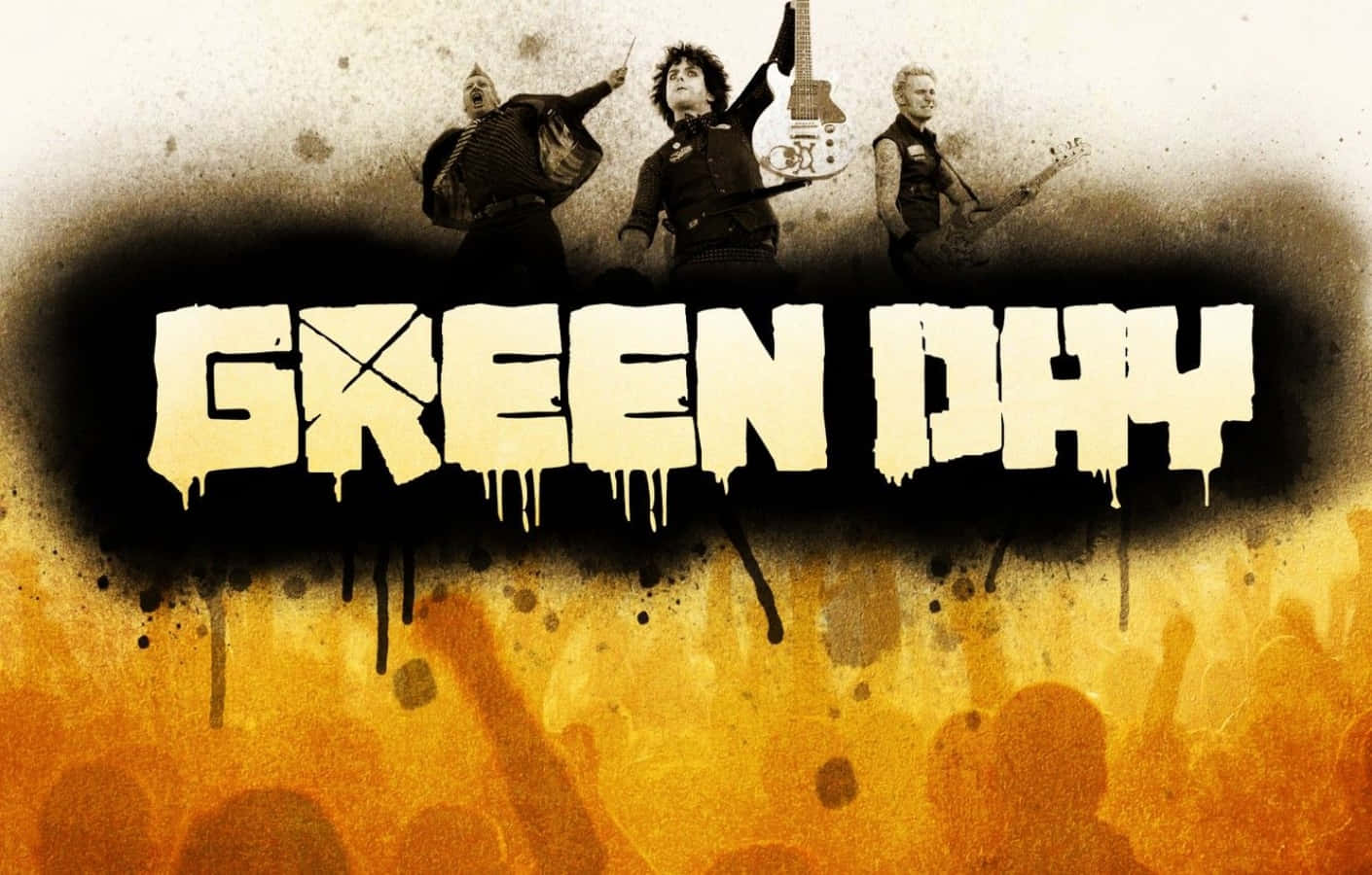 punk 桌布 壁紙 — 三位搖滾音樂家在樂團名稱「GREEN DAY」上方動態擺姿勢，下方有群眾剪影，背景是粗糙的橙色和黑色。