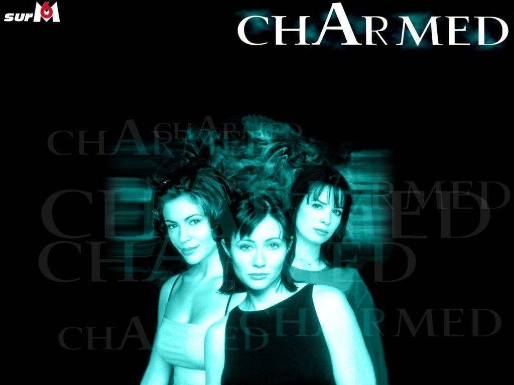 charmed 桌布 壁紙 — 三位散發著青綠色光芒的女性站在黑色背景前，背景重複出現「CHARMED」文字和標誌。