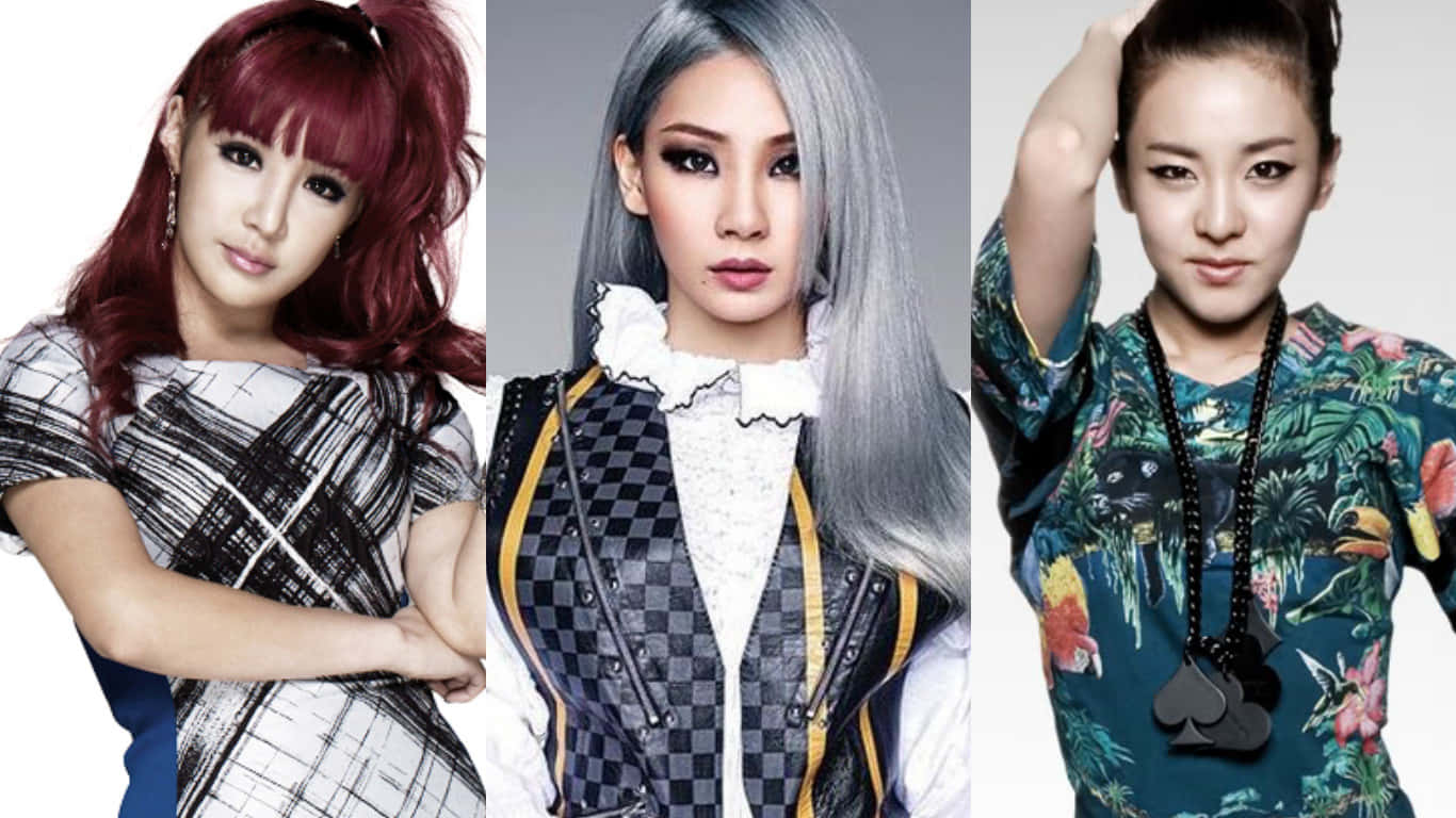 2NE1 桌布 壁紙 — 三位時尚女性，擁有鮮豔的髮色和時尚的服裝，在純白色背景前自信地擺姿勢。