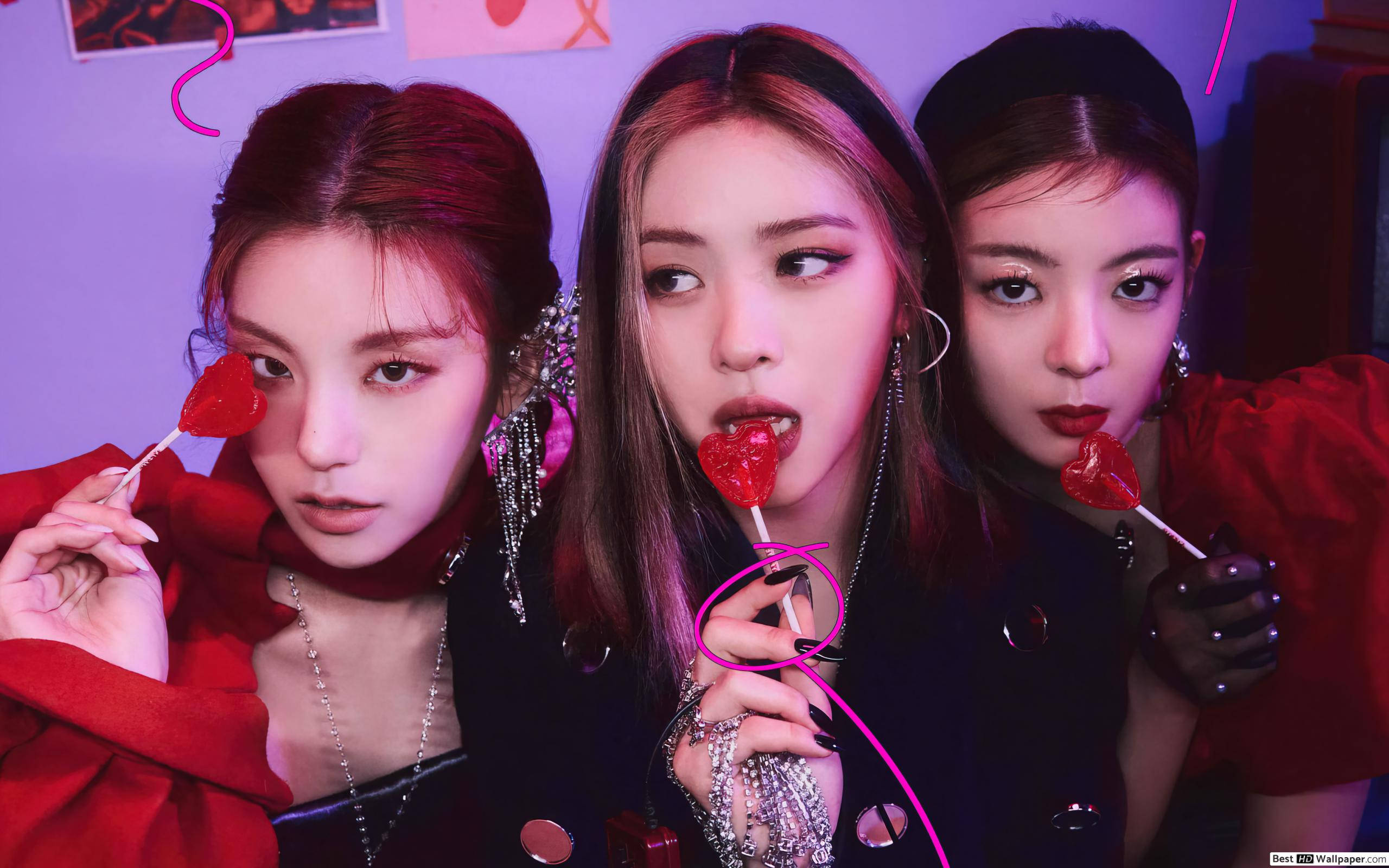 ITZY 桌布 壁紙 — 三位時尚女性身穿紅色服裝，在帶有粉紅色彩帶的霓虹紫色牆前手持心形棒棒糖。