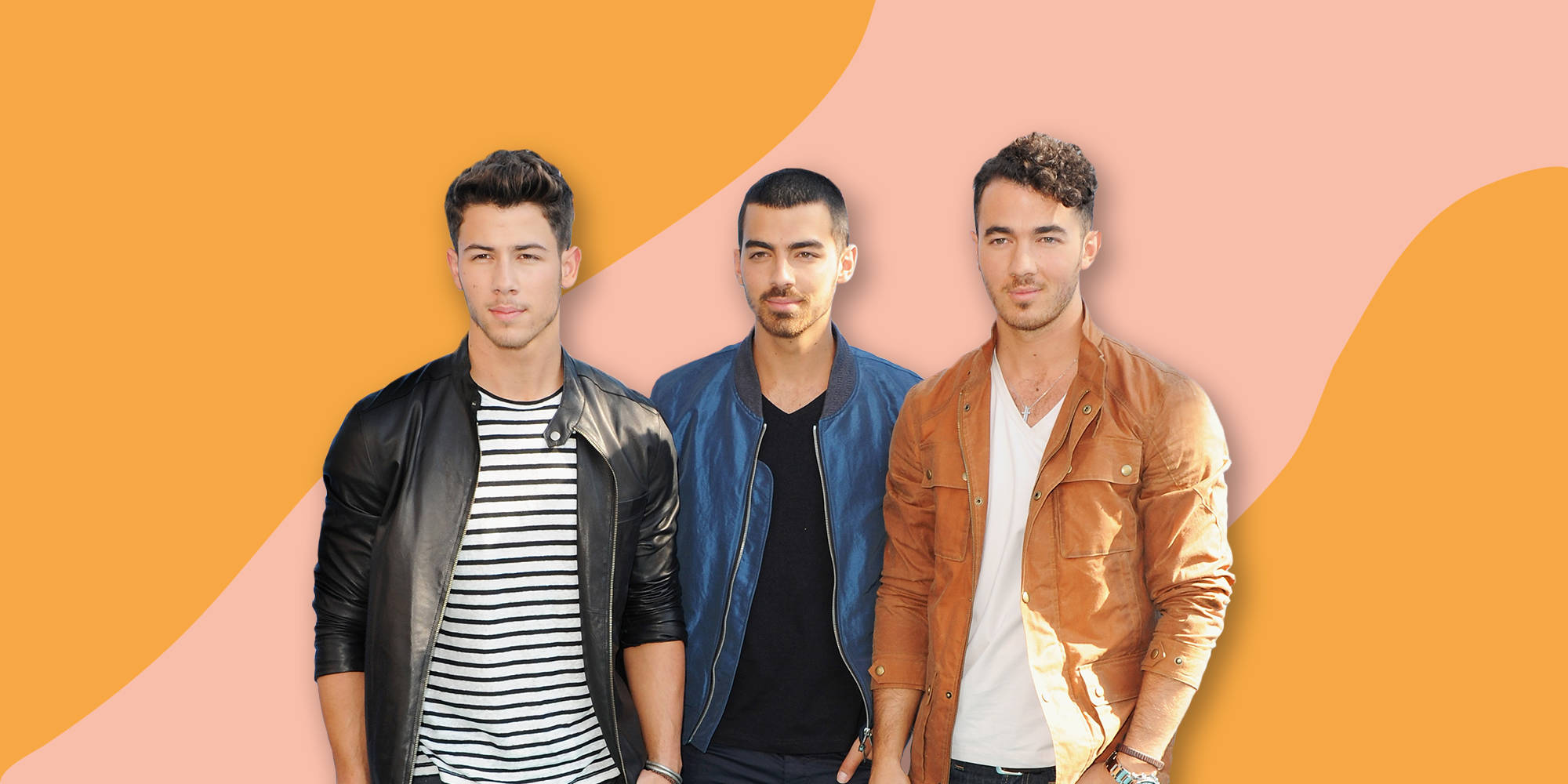 Jonas Brothers 桌布 壁紙 — 三位時尚男士穿著外套，在充滿活力的橙色和桃色抽象背景前自信地擺姿勢。