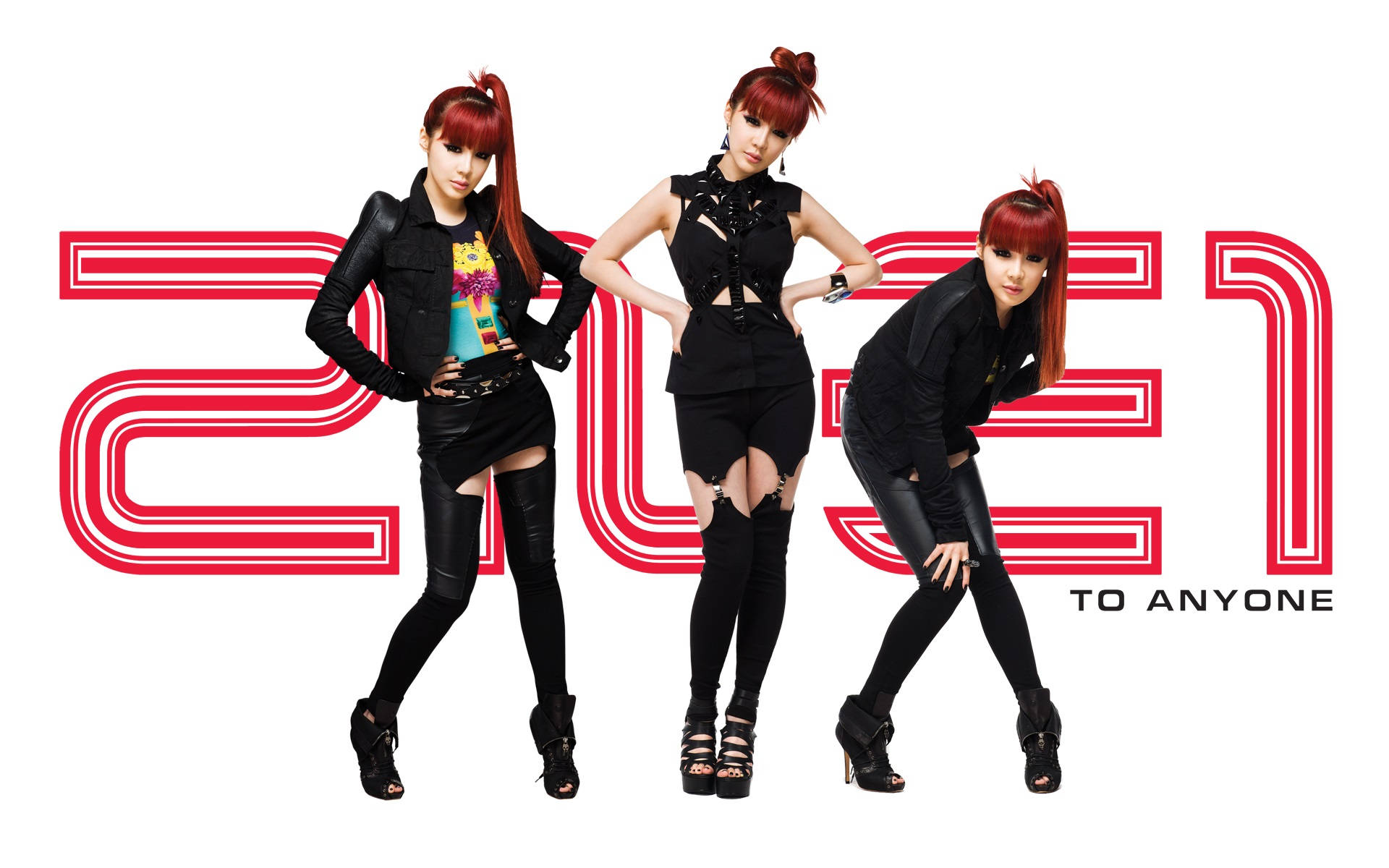 2ne1 桌布 壁紙 — 三位時尚的紅髮女性在白色背景上擺出大膽姿勢，背景上有大型紅色風格化文字。