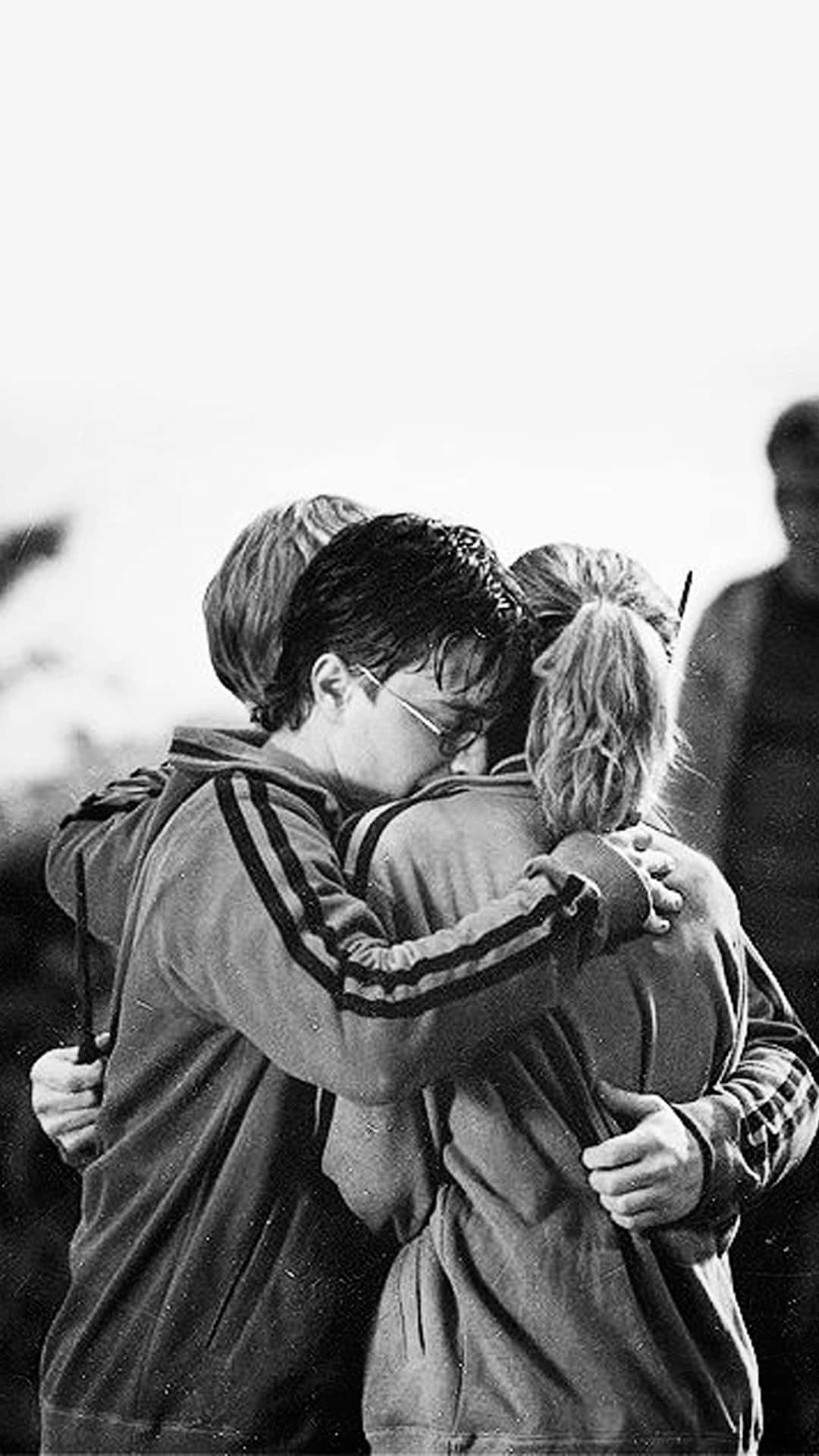Harry Potter Black And White 桌布 壁紙 — 三位朋友在戶外溫柔的黑白時刻中緊緊擁抱。