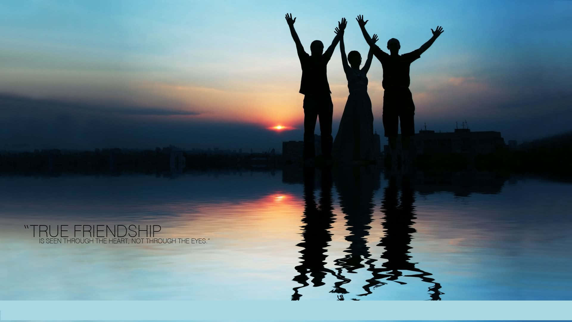 Group Of Friend 桌布 壁紙 — 三位朋友在水面上夕陽的映襯下形成剪影，高興地舉起雙臂，他們的倒影在下方蕩漾。